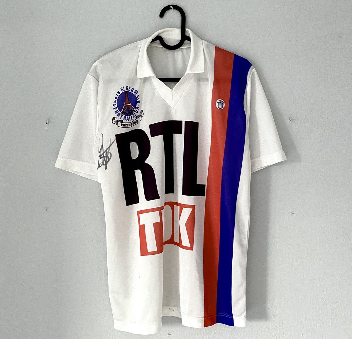Vintage 1980 SIGNED PSG Paris France Vintage Home Soccer Jersey Size US S / EU 44-46 / 1 - 3 Thumbnail