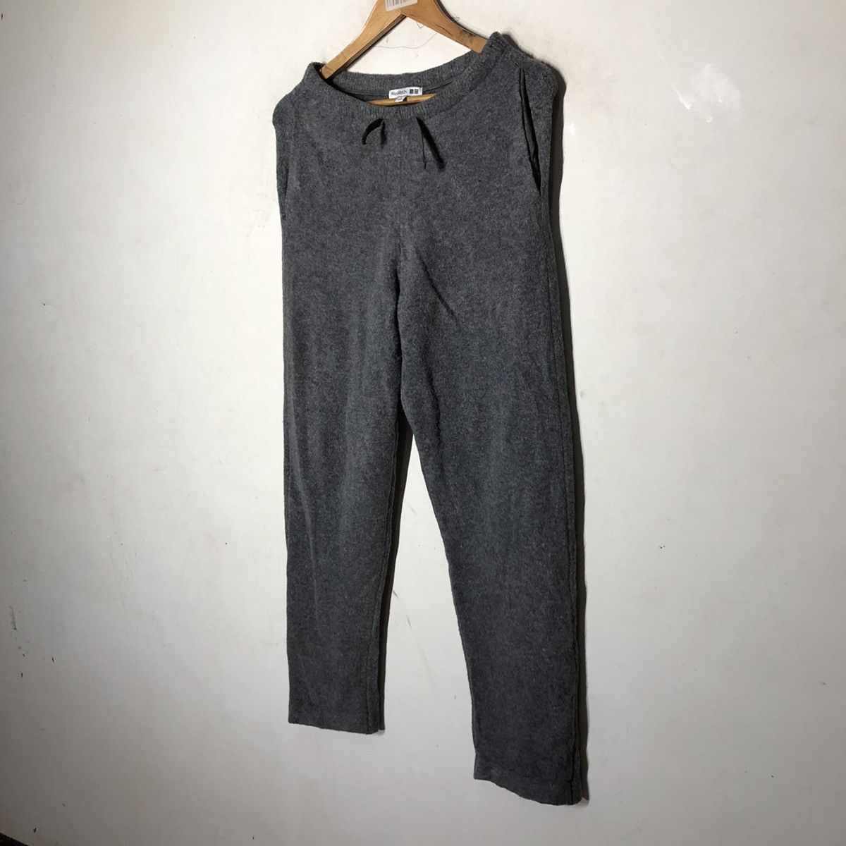 JW Anderson × Uniqlo JOGGERPANTS UNIQLO J W ANDERSON Size US 30 / EU 46 - 2 Thumbnail