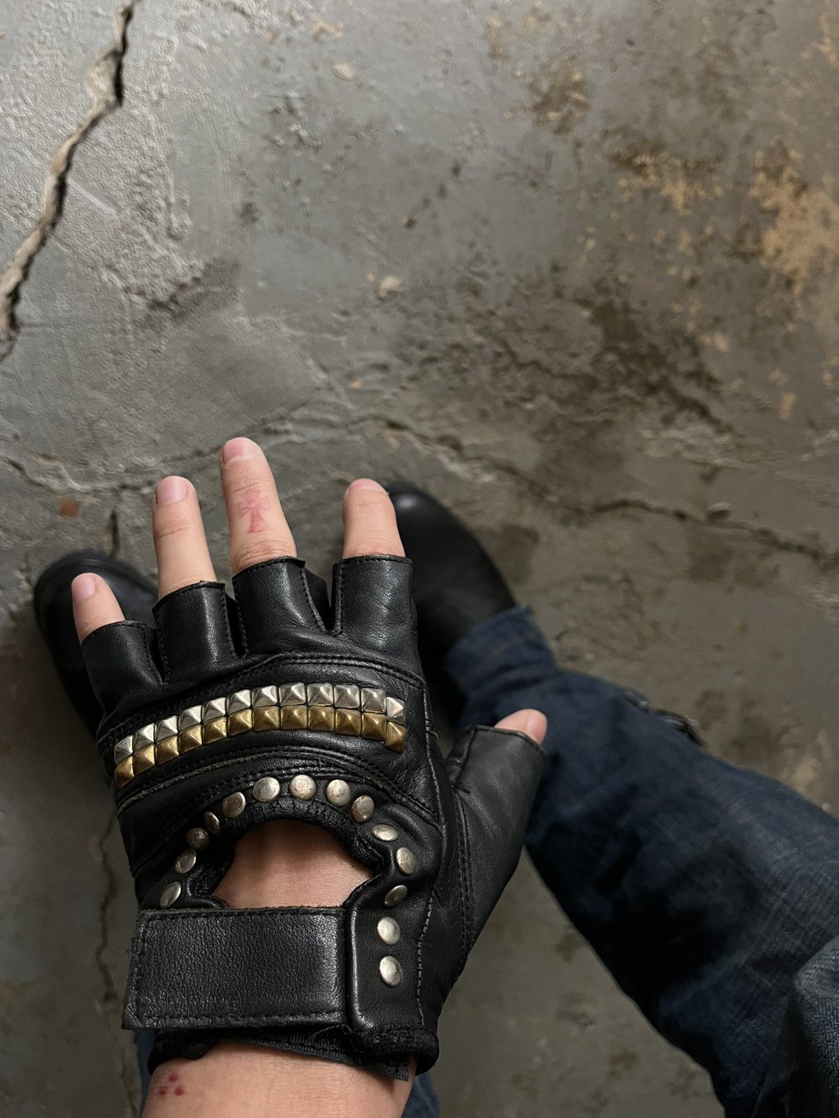 Yasuyuki Ishii Studded Glove & Studded Waist Bag Set Size ONE SIZE - 5 Thumbnail