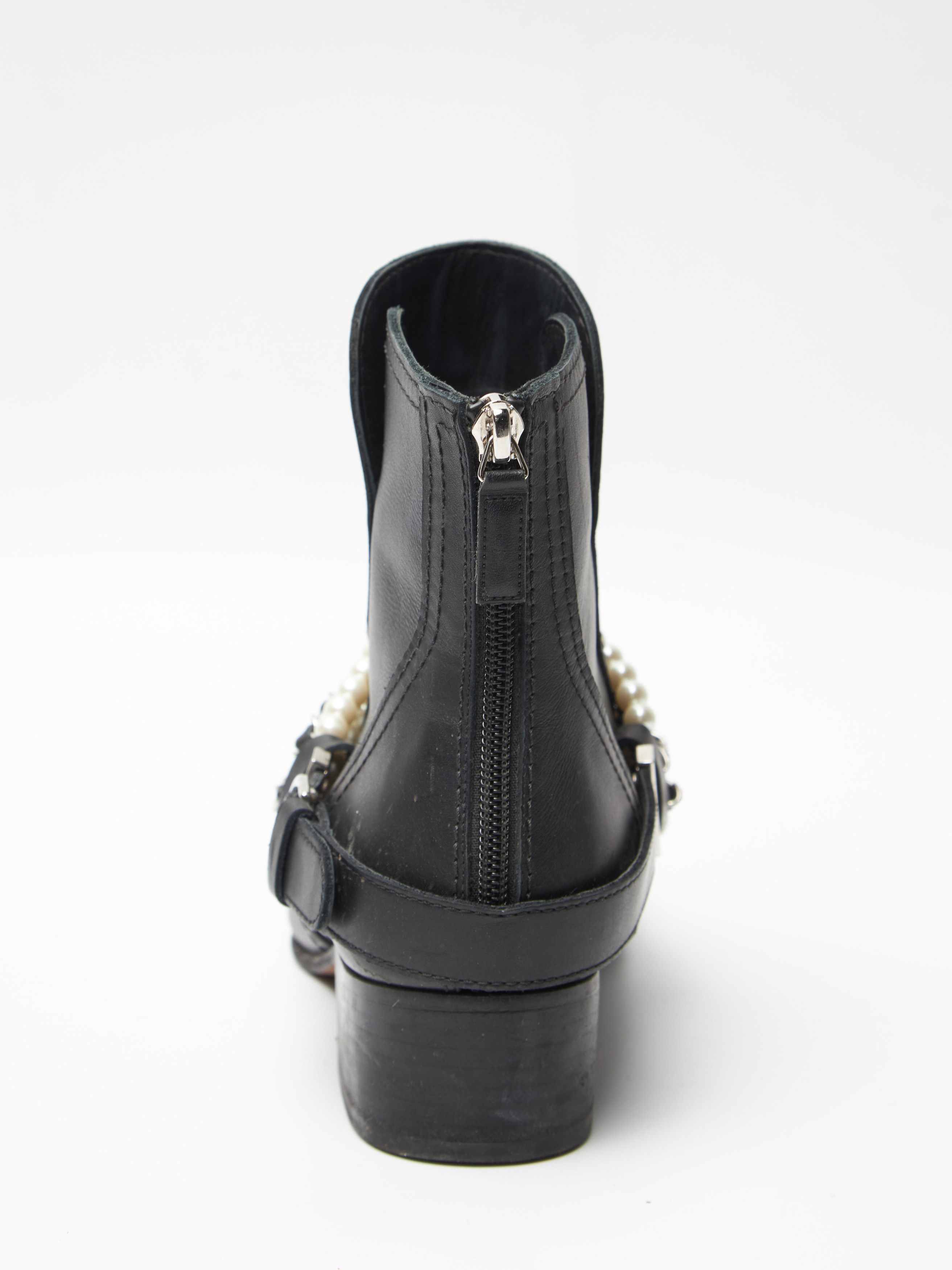 Chanel Black Pearls Detailed Leather Boots Size US 8.5 / IT 38.5 - 7 Thumbnail