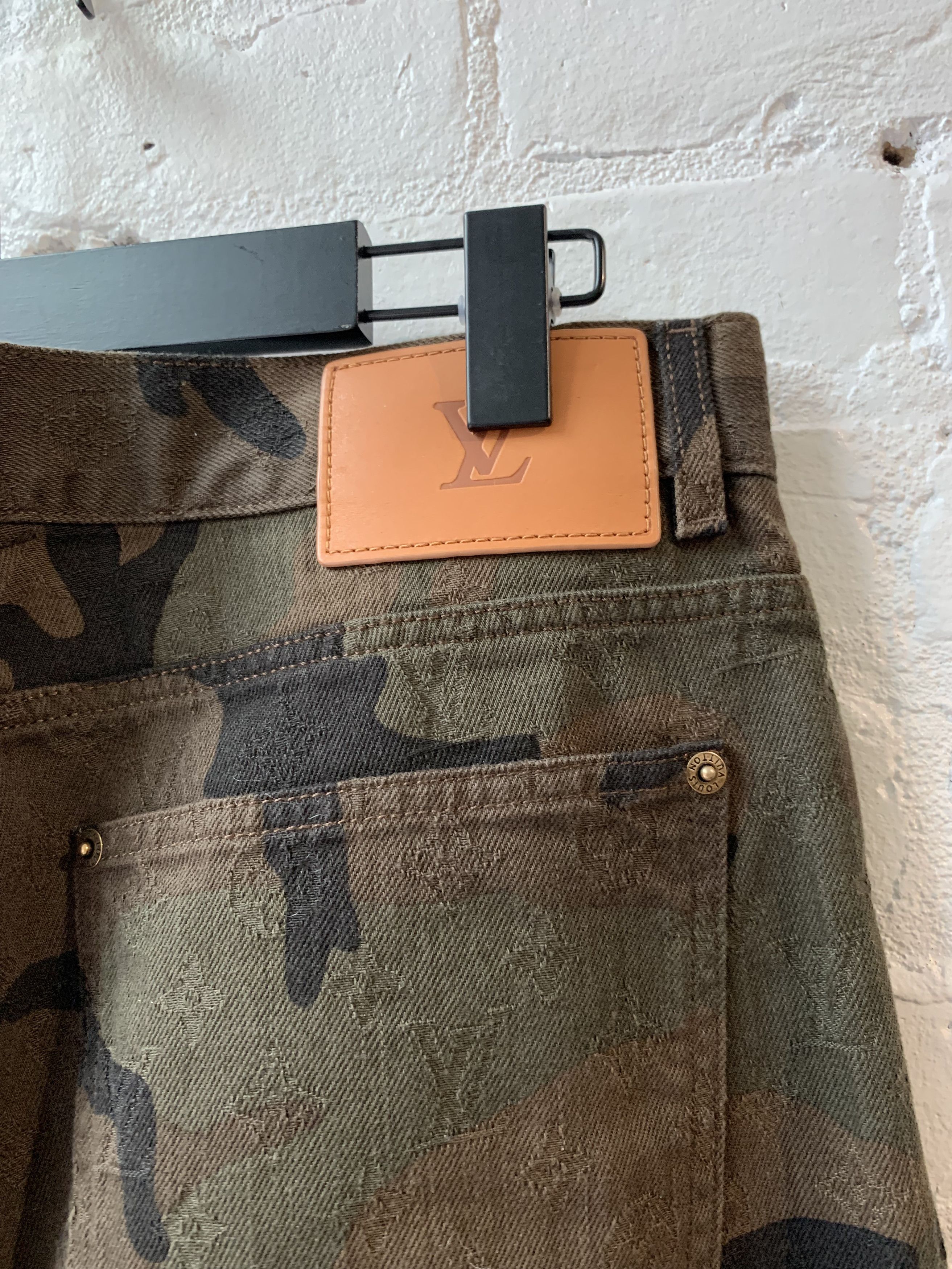 Louis Vuitton × Supreme Louis Vuitton x Supreme Camo monogram Jeans Sz 31 BRAND NEW Size US 31 - 6 Thumbnail