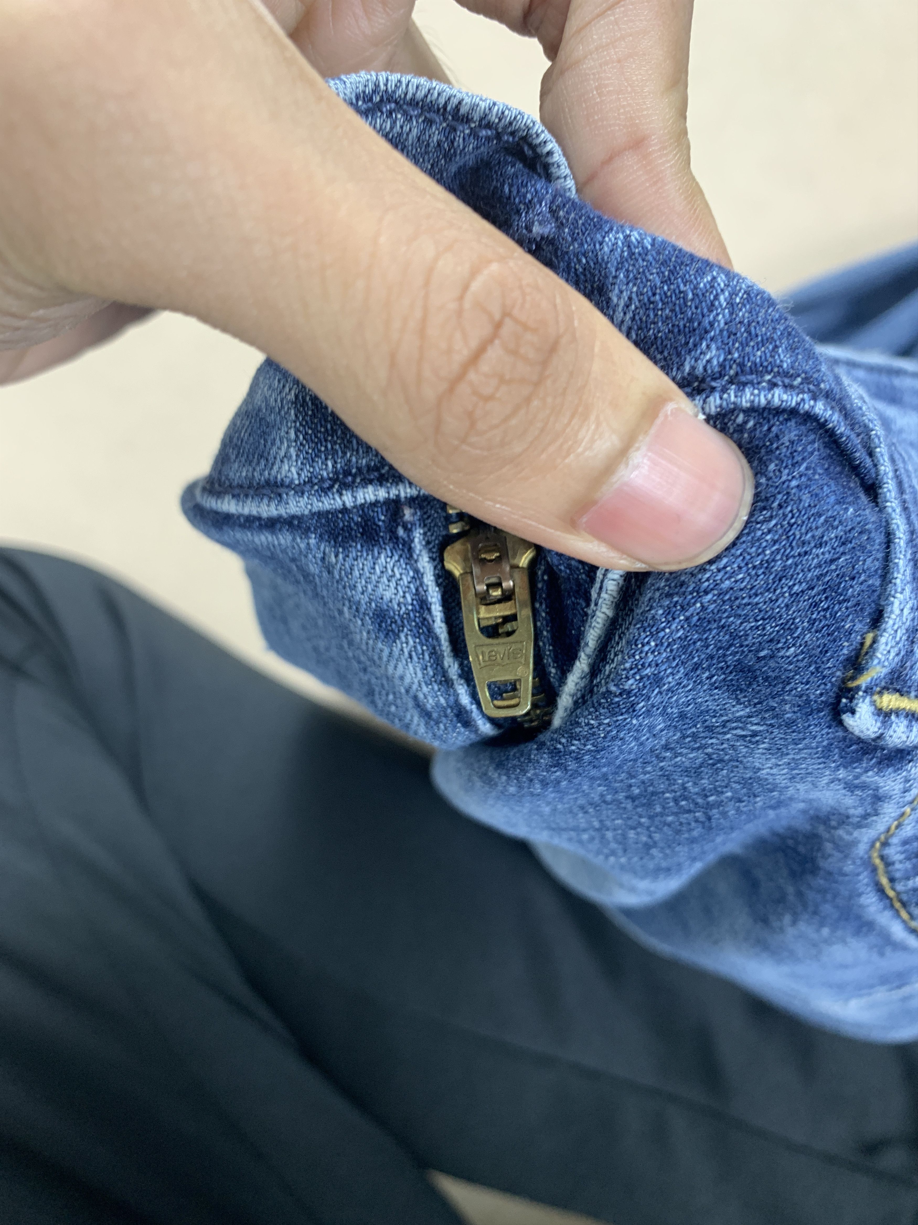 Levi's Vintage Levi's 504 Women Tilted Faded Mid Wash Blue Jeans Size 27" / US 4 / IT 40 - 16 Thumbnail
