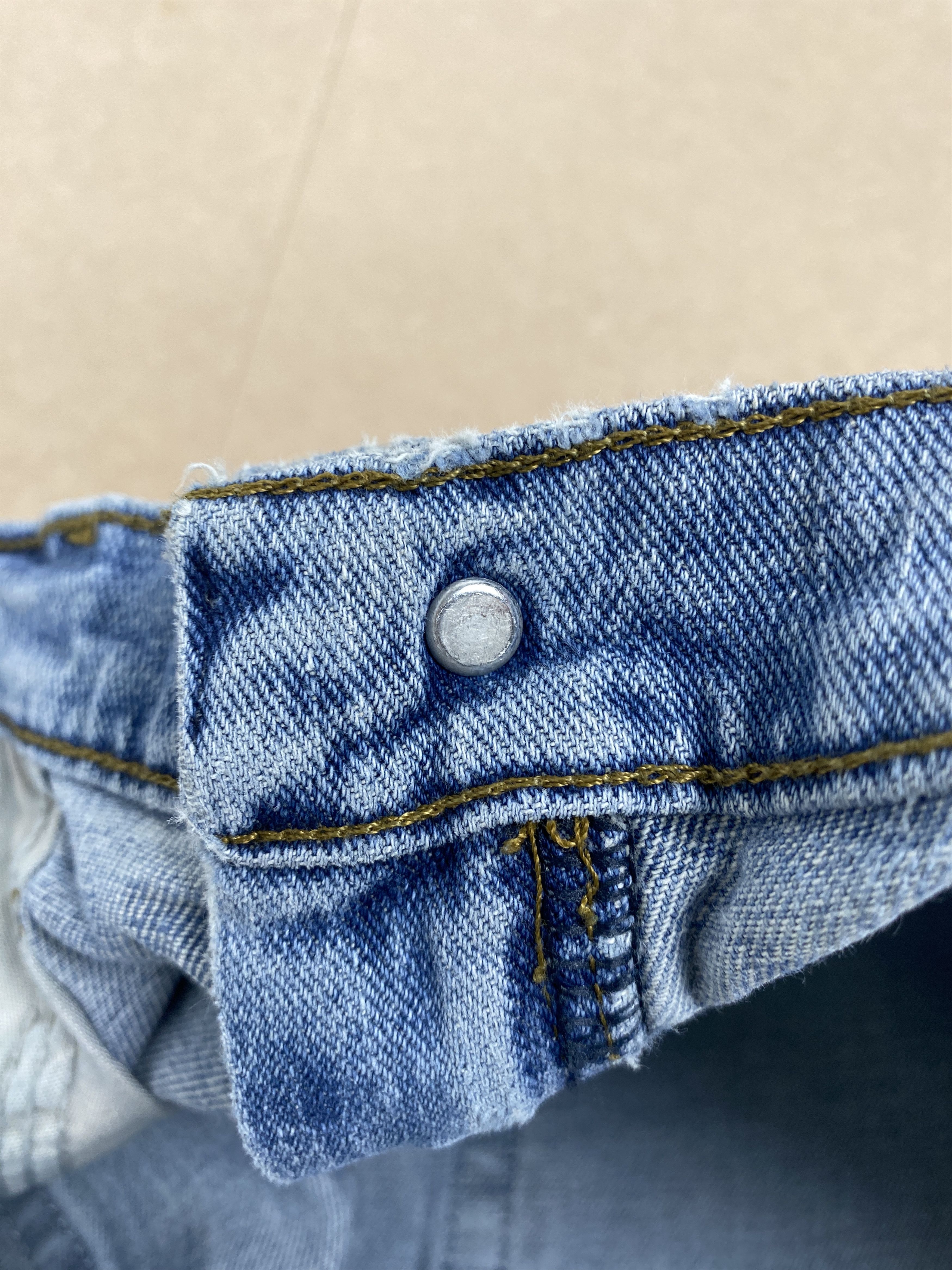 Vintage Vintage Wrangler Straight Cut Distressed Light Wash Jeans Size US 39 - 12 Thumbnail