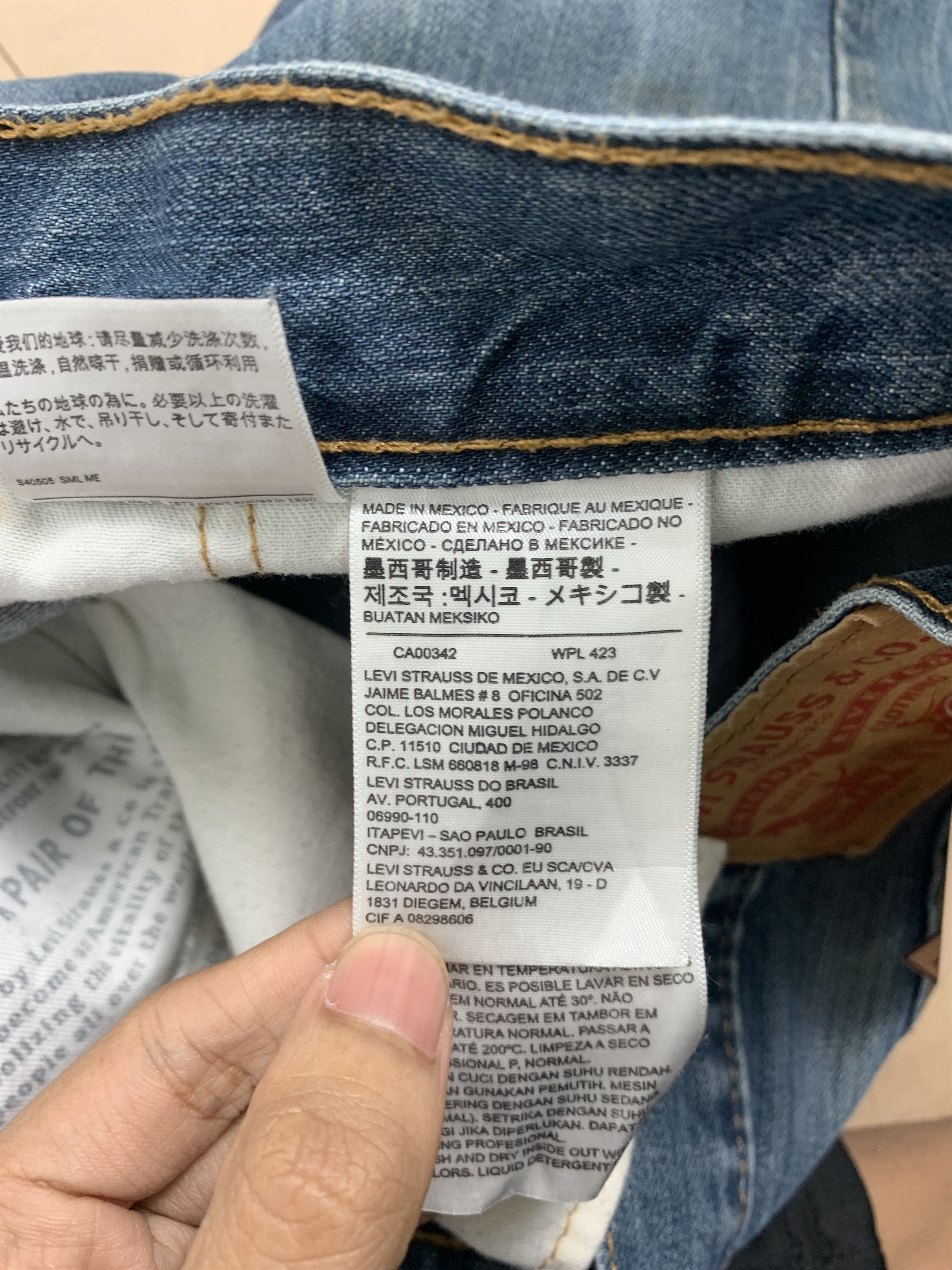 Levi's VIntage Levi's 559 Straight Cut Faded Mid Wash Jeans Size US 37 - 12 Thumbnail