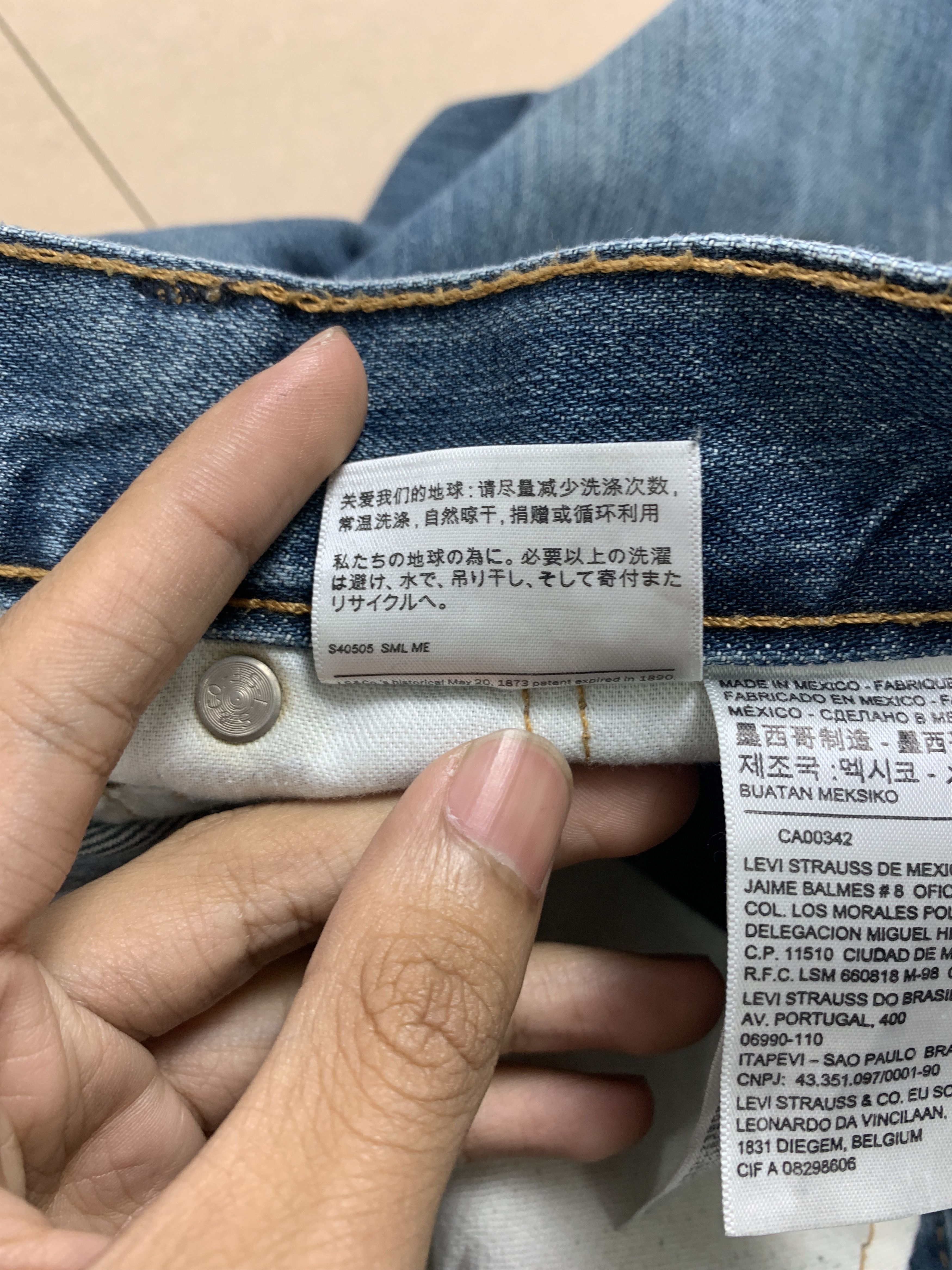 Levi's VIntage Levi's 559 Straight Cut Faded Mid Wash Jeans Size US 37 - 11 Thumbnail