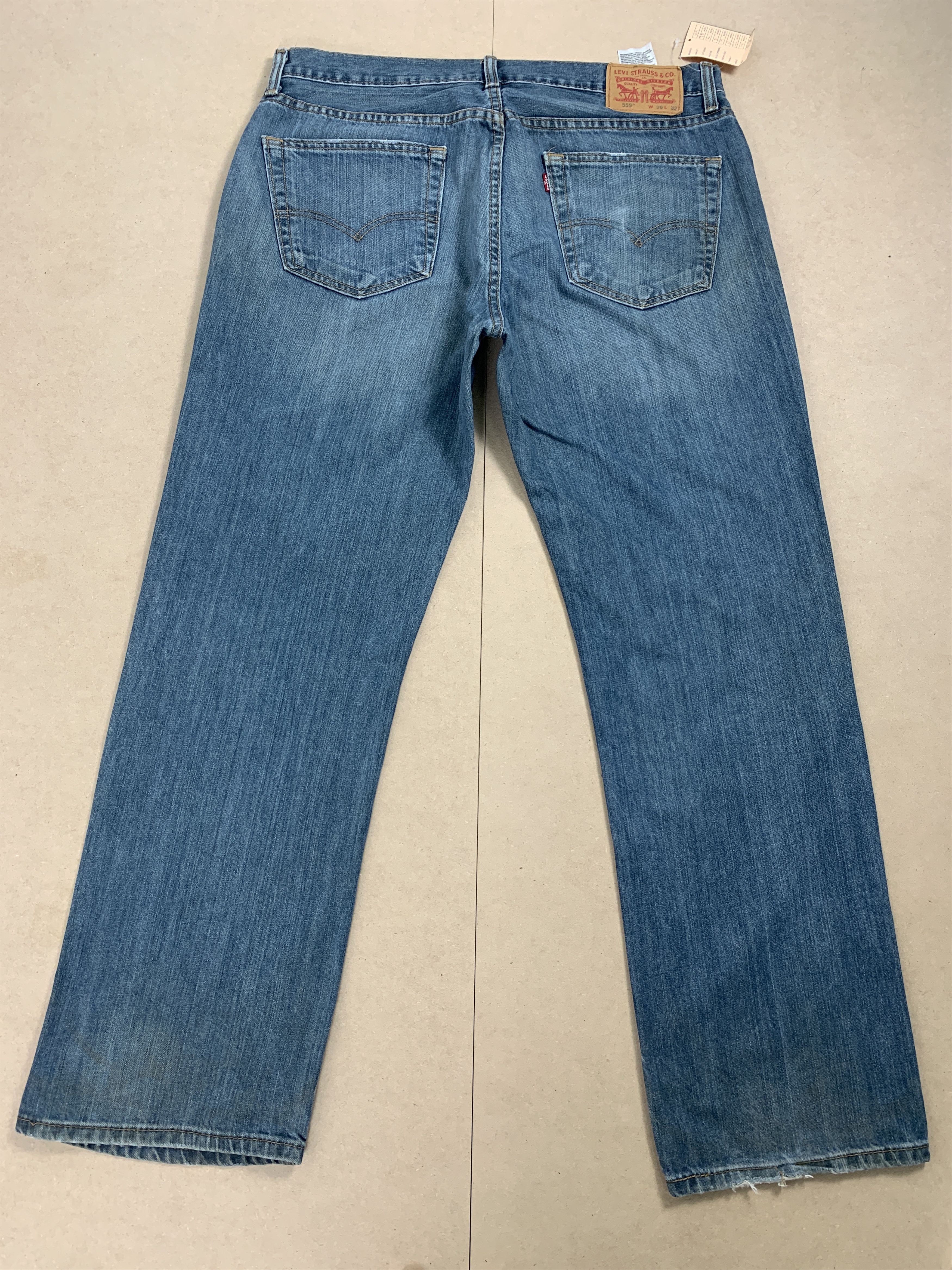 Levi's VIntage Levi's 559 Straight Cut Faded Mid Wash Jeans Size US 37 - 5 Thumbnail