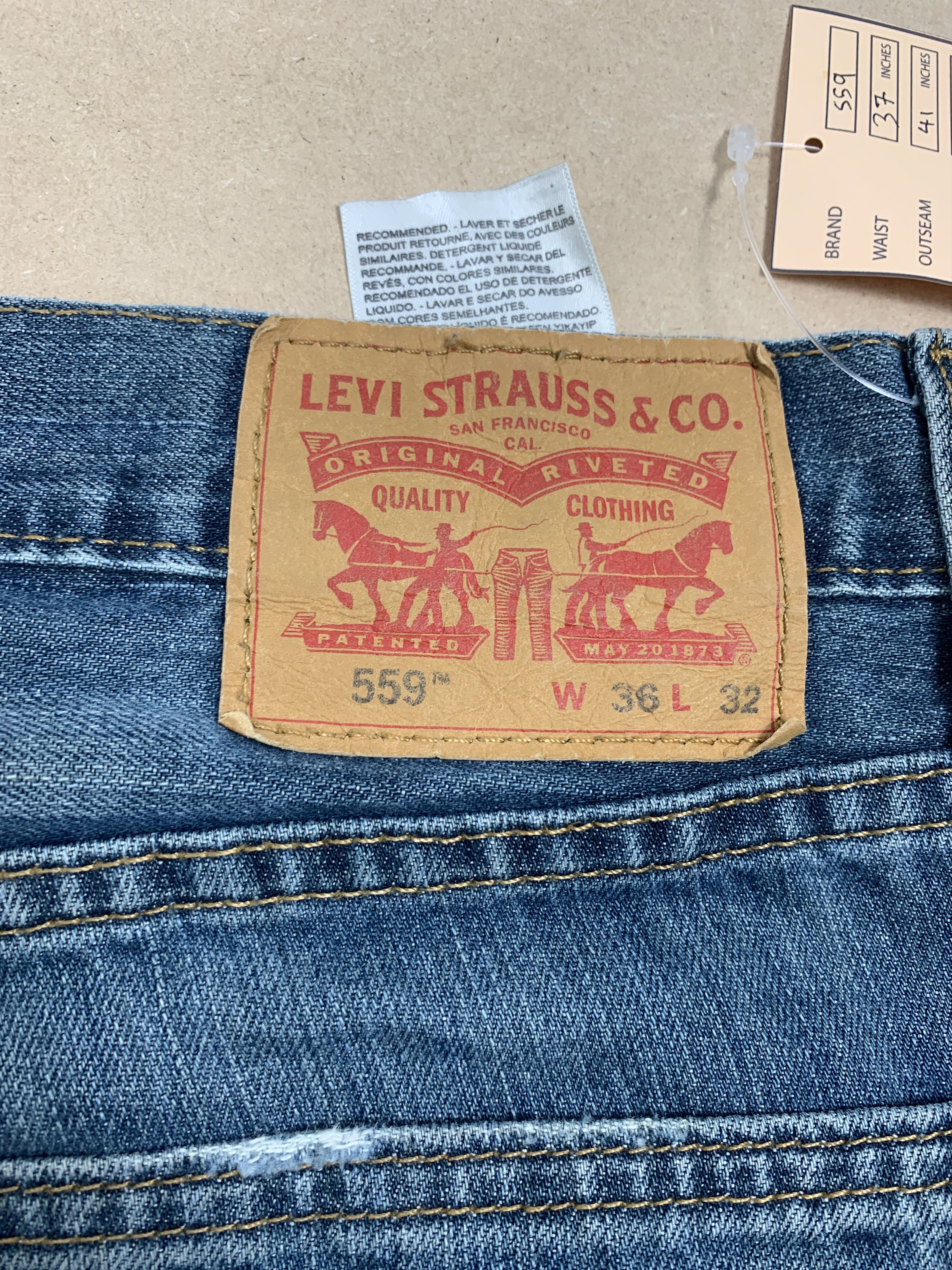Levi's VIntage Levi's 559 Straight Cut Faded Mid Wash Jeans Size US 37 - 7 Thumbnail