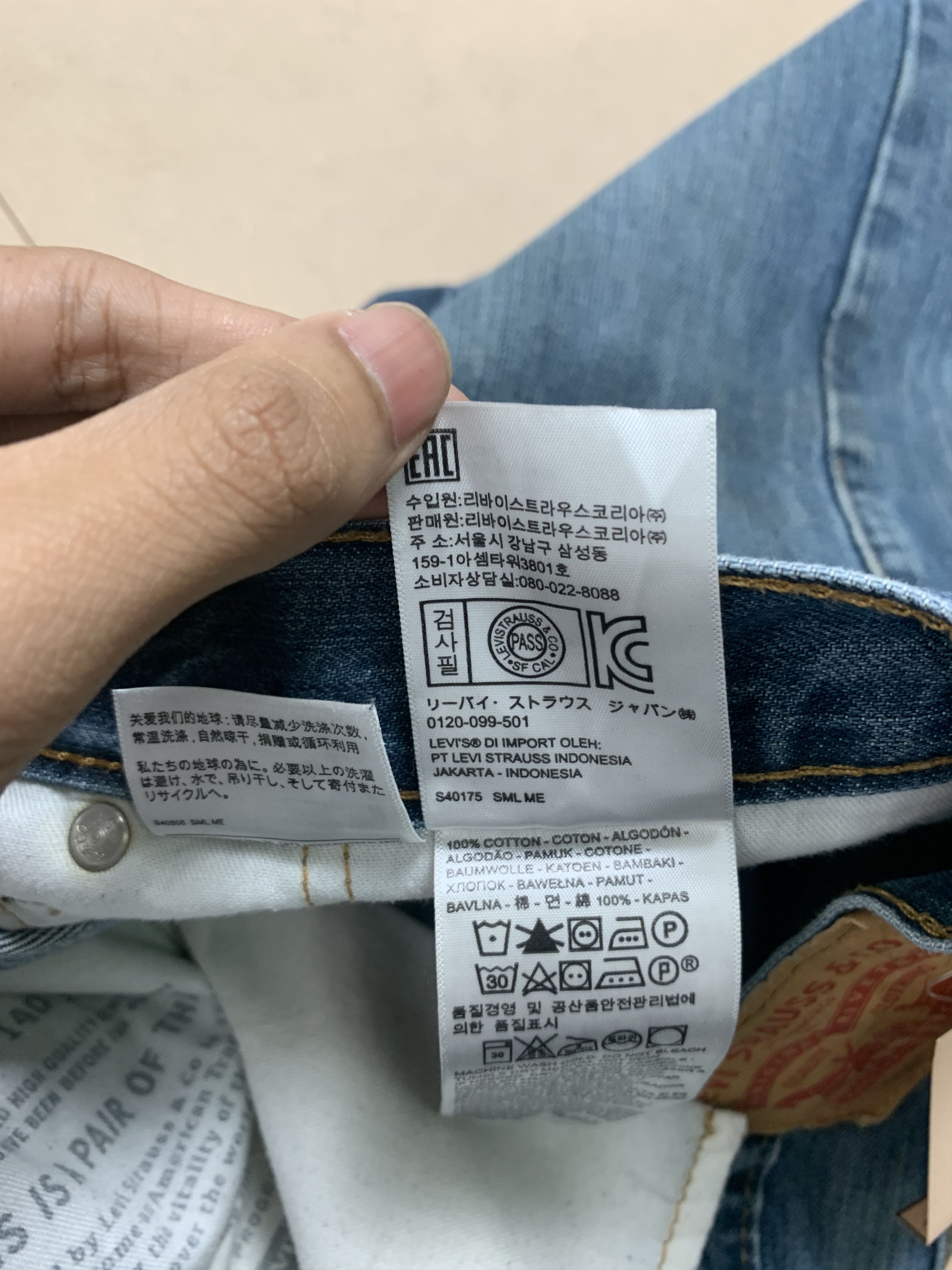 Levi's VIntage Levi's 559 Straight Cut Faded Mid Wash Jeans Size US 37 - 13 Thumbnail