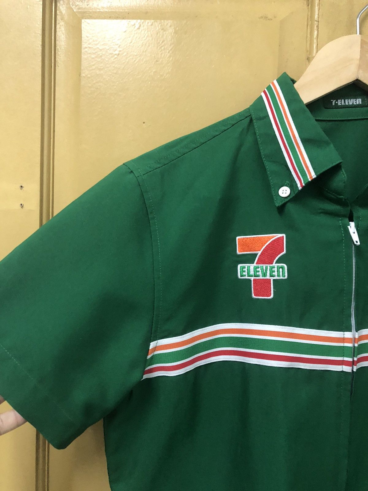 Japanese Brand Vintage 7 Eleven Apperall Short Sleeve Zipper Shirt Size US M / EU 48-50 / 2 - 4 Thumbnail