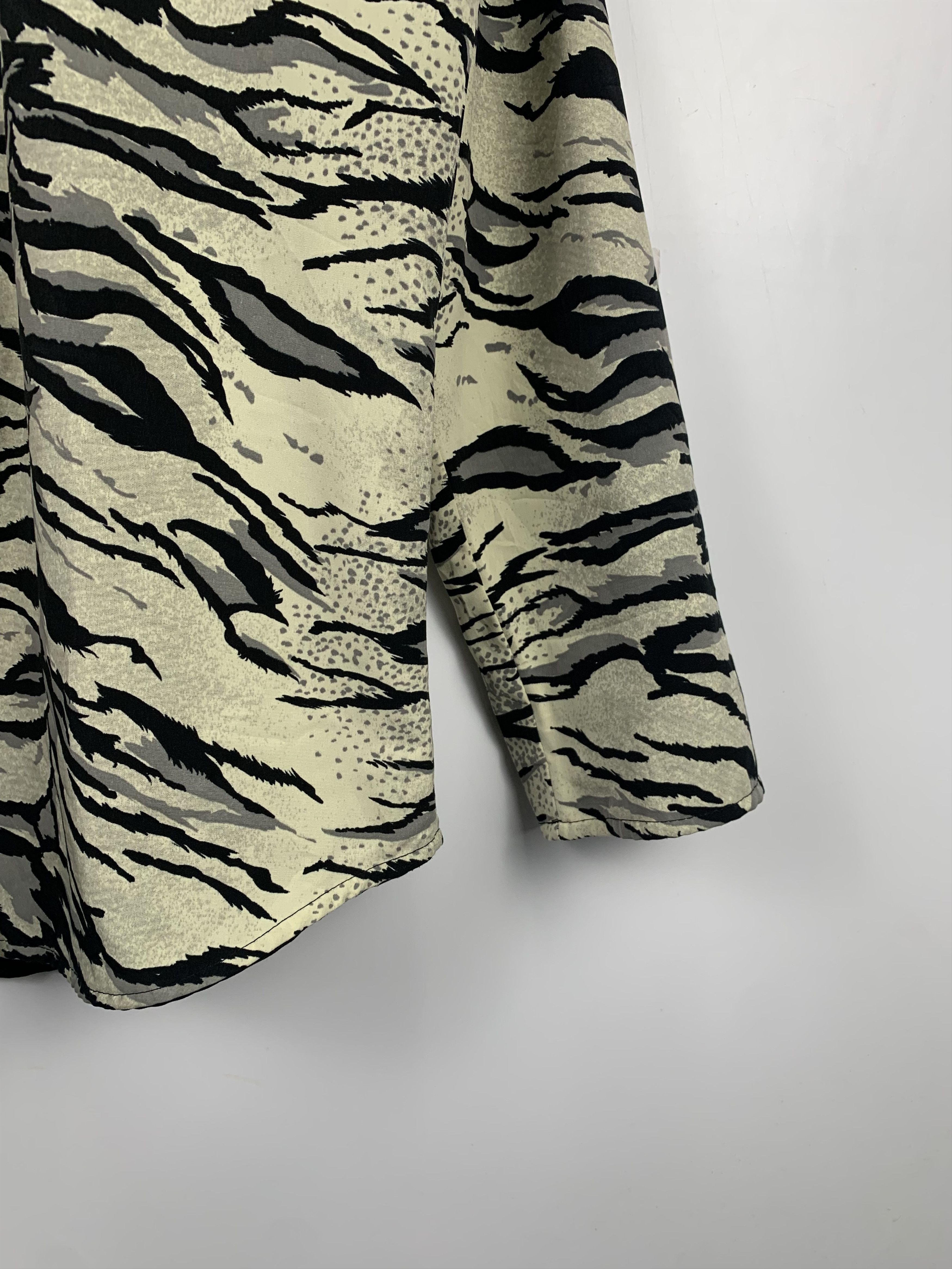 Japanese Brand Vintage TIGER Pattern Japanese Brand Zip Up Jacket J0424 Size US S / EU 44-46 / 1 - 3 Thumbnail