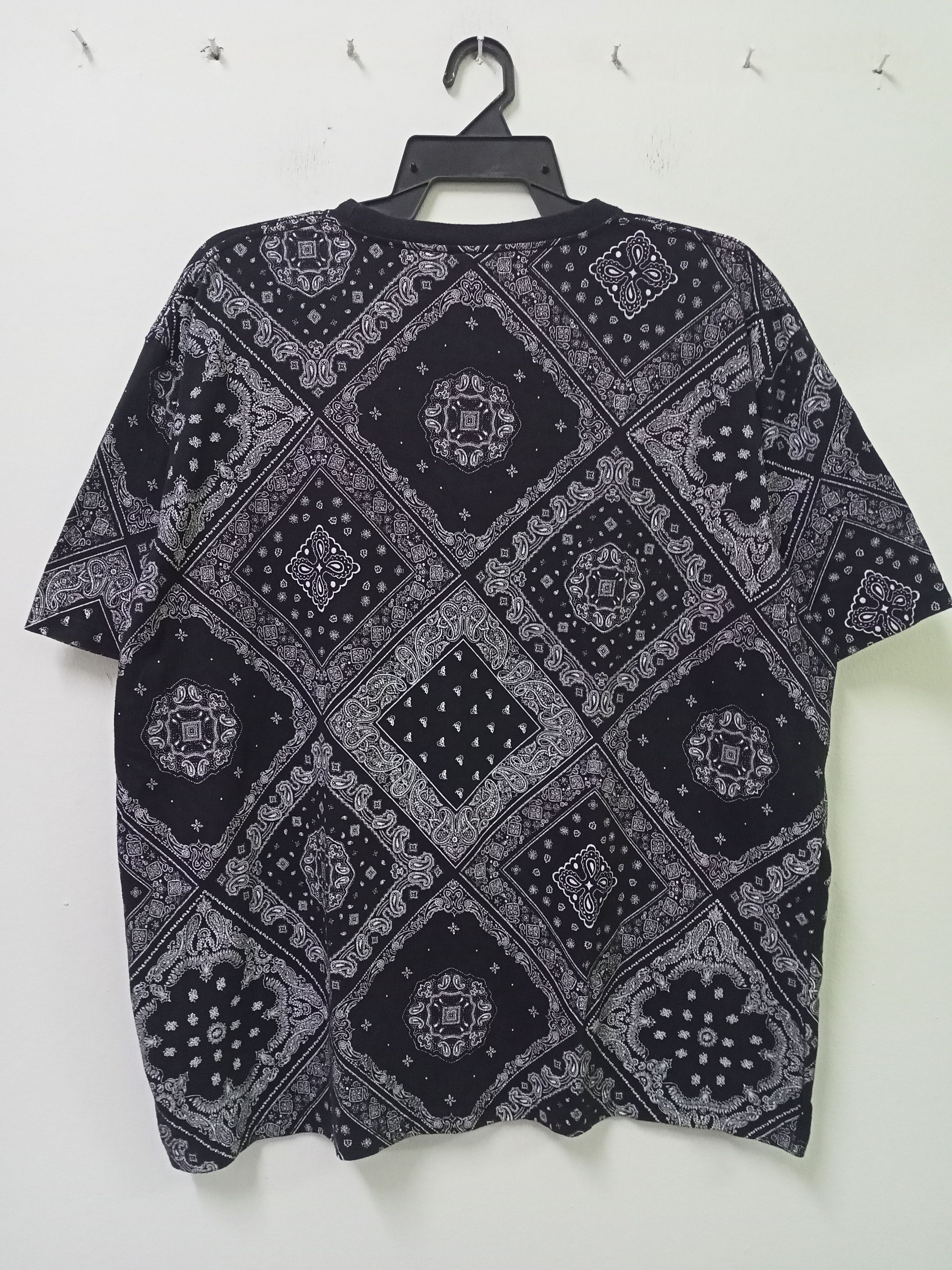 Vintage T&C Surf Bandana Pattern Tee Size US XL / EU 56 / 4 - 3 Thumbnail