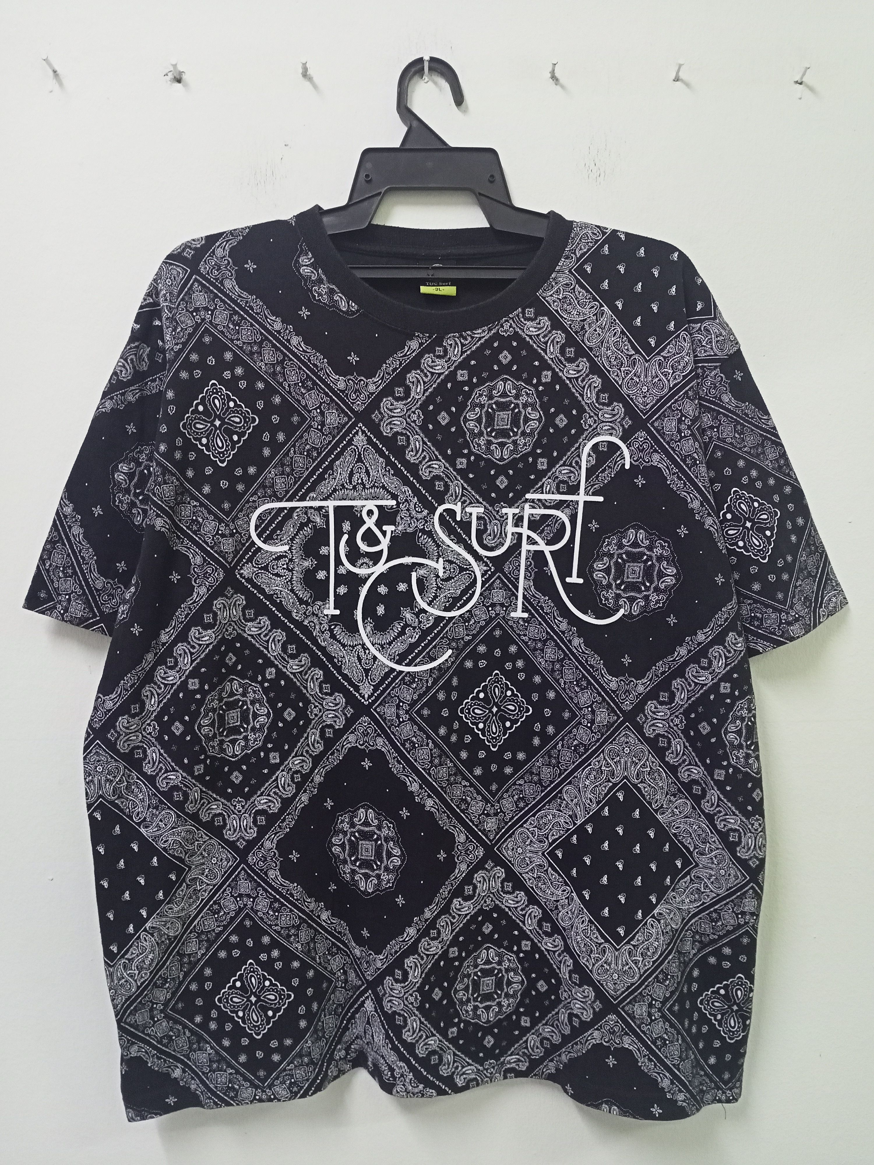 Vintage T&C Surf Bandana Pattern Tee Size US XL / EU 56 / 4 - 1 Thumbnail