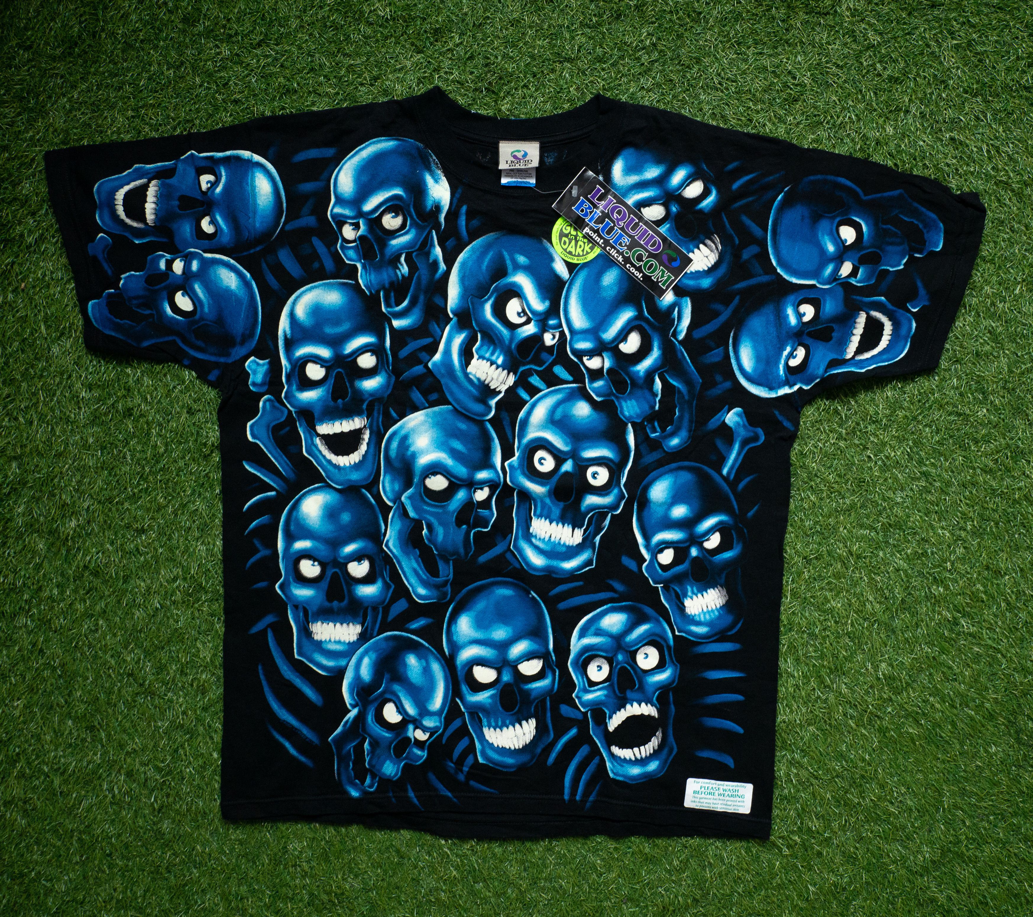 image of Liquid Blue Skull Pile XL T-Shirt NWT in Black, Men's