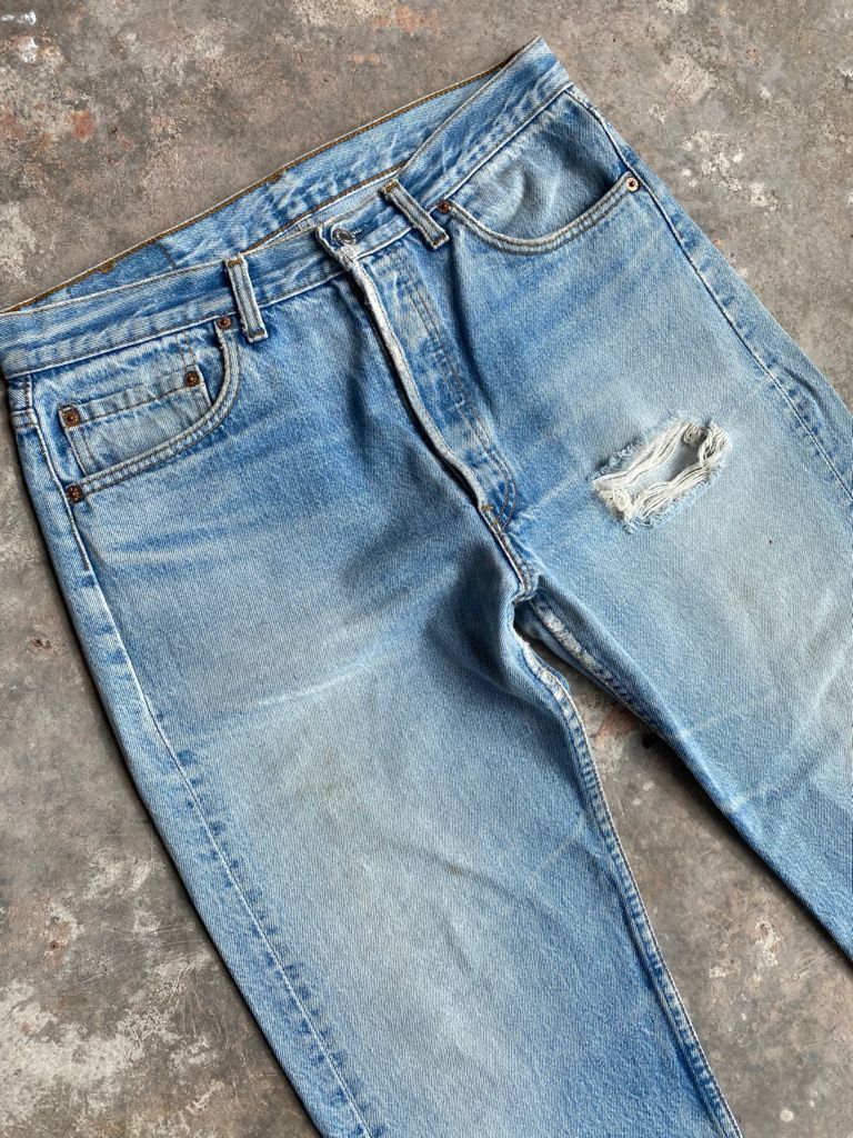 Levi's Vintage Clothing GRAIL🔥Vintage Distress Light Wash 90s Levi's 501 Jeans Size US 32 / EU 48 - 7 Thumbnail