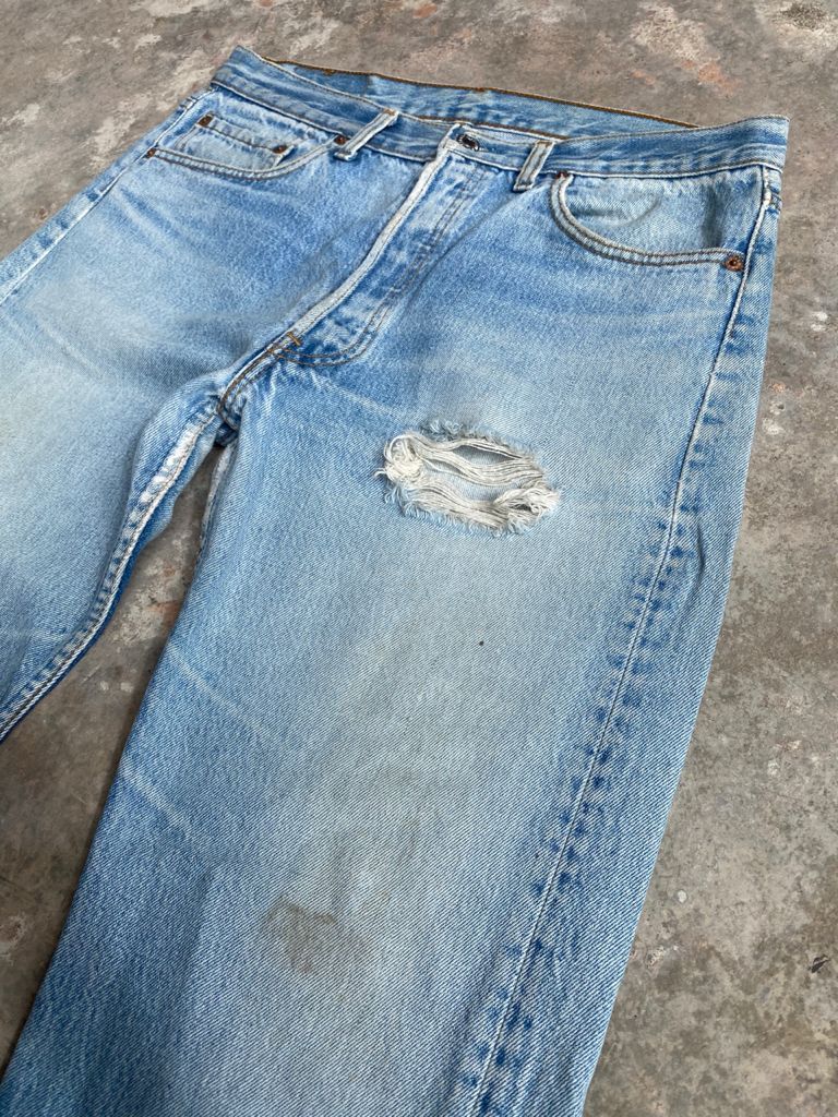 Levi's Vintage Clothing GRAIL🔥Vintage Distress Light Wash 90s Levi's 501 Jeans Size US 32 / EU 48 - 8 Thumbnail