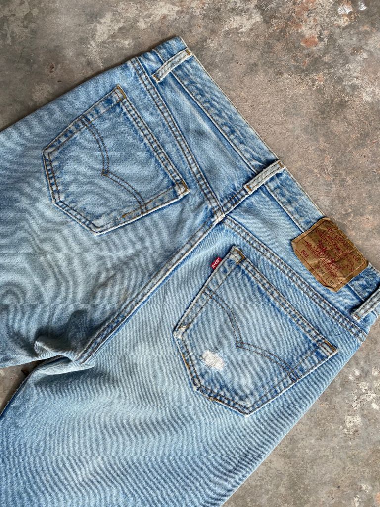 Levi's Vintage Clothing GRAIL🔥Vintage Distress Light Wash 90s Levi's 501 Jeans Size US 32 / EU 48 - 16 Thumbnail
