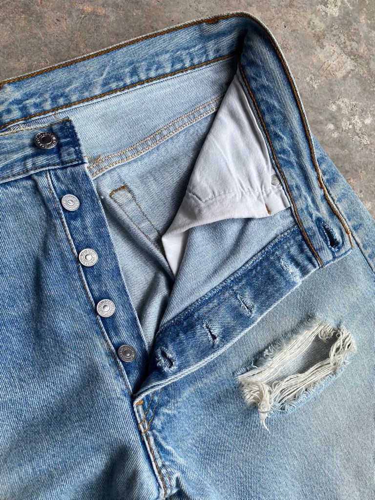 Levi's Vintage Clothing GRAIL🔥Vintage Distress Light Wash 90s Levi's 501 Jeans Size US 32 / EU 48 - 10 Thumbnail