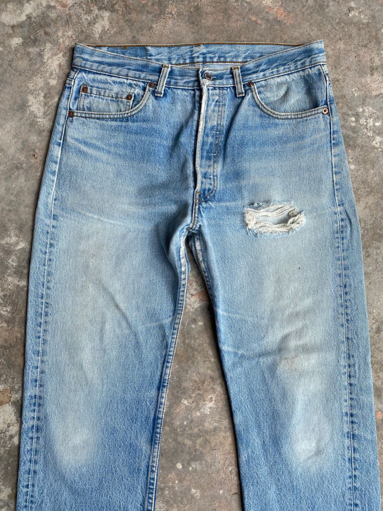 Levi's Vintage Clothing GRAIL🔥Vintage Distress Light Wash 90s Levi's 501 Jeans Size US 32 / EU 48 - 3 Thumbnail