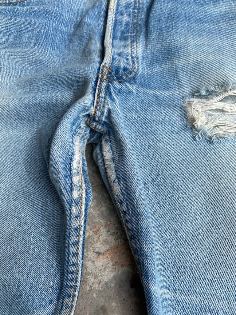 Levi's Vintage Clothing GRAIL🔥Vintage Distress Light Wash 90s Levi's 501 Jeans Size US 32 / EU 48 - 9 Thumbnail