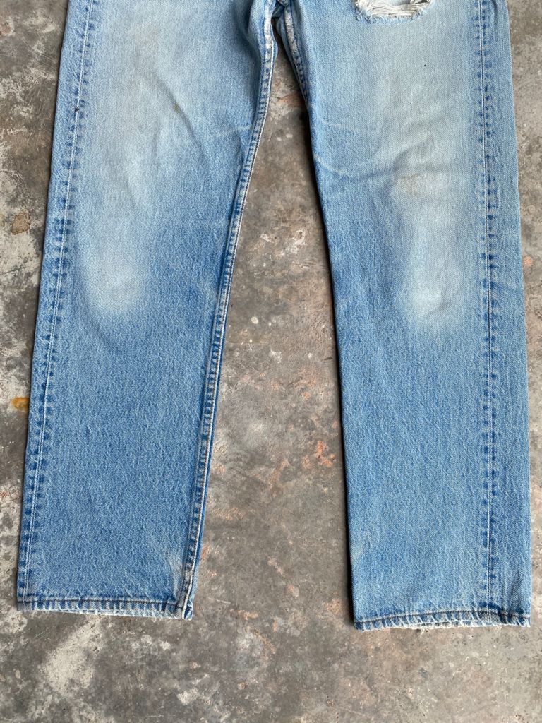 Levi's Vintage Clothing GRAIL🔥Vintage Distress Light Wash 90s Levi's 501 Jeans Size US 32 / EU 48 - 4 Thumbnail