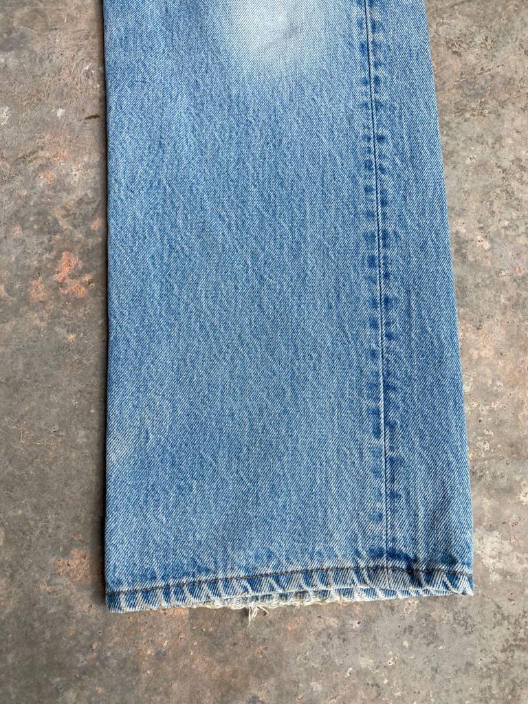 Levi's Vintage Clothing GRAIL🔥Vintage Distress Light Wash 90s Levi's 501 Jeans Size US 32 / EU 48 - 6 Thumbnail
