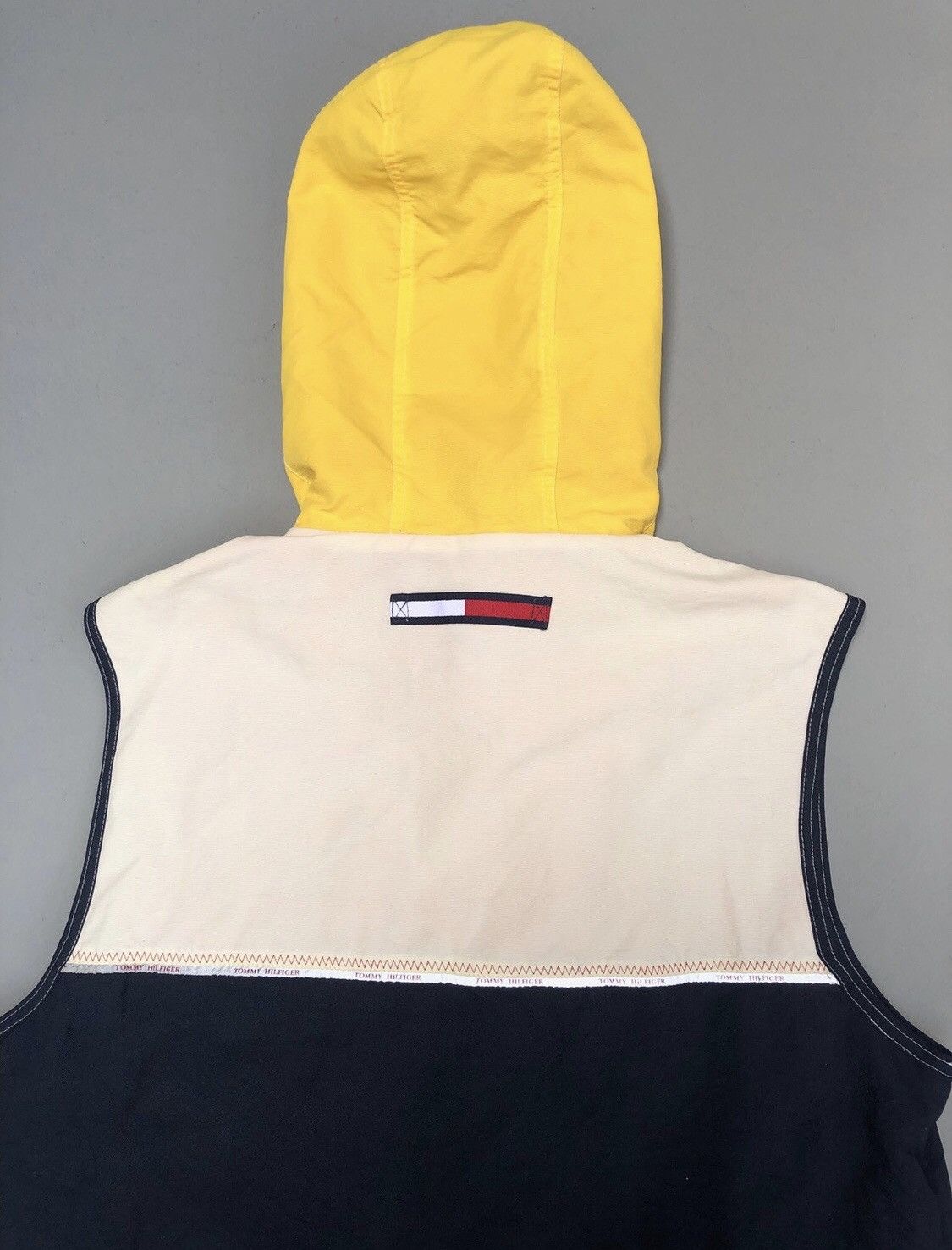 Tommy Hilfiger × Vintage Iconic Colourful Tommy Hilfiger Sailings Gear Hooded Vest Size US L / EU 52-54 / 3 - 5 Thumbnail