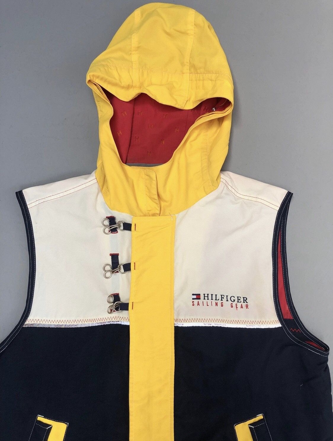Tommy Hilfiger × Vintage Iconic Colourful Tommy Hilfiger Sailings Gear Hooded Vest Size US L / EU 52-54 / 3 - 2 Thumbnail