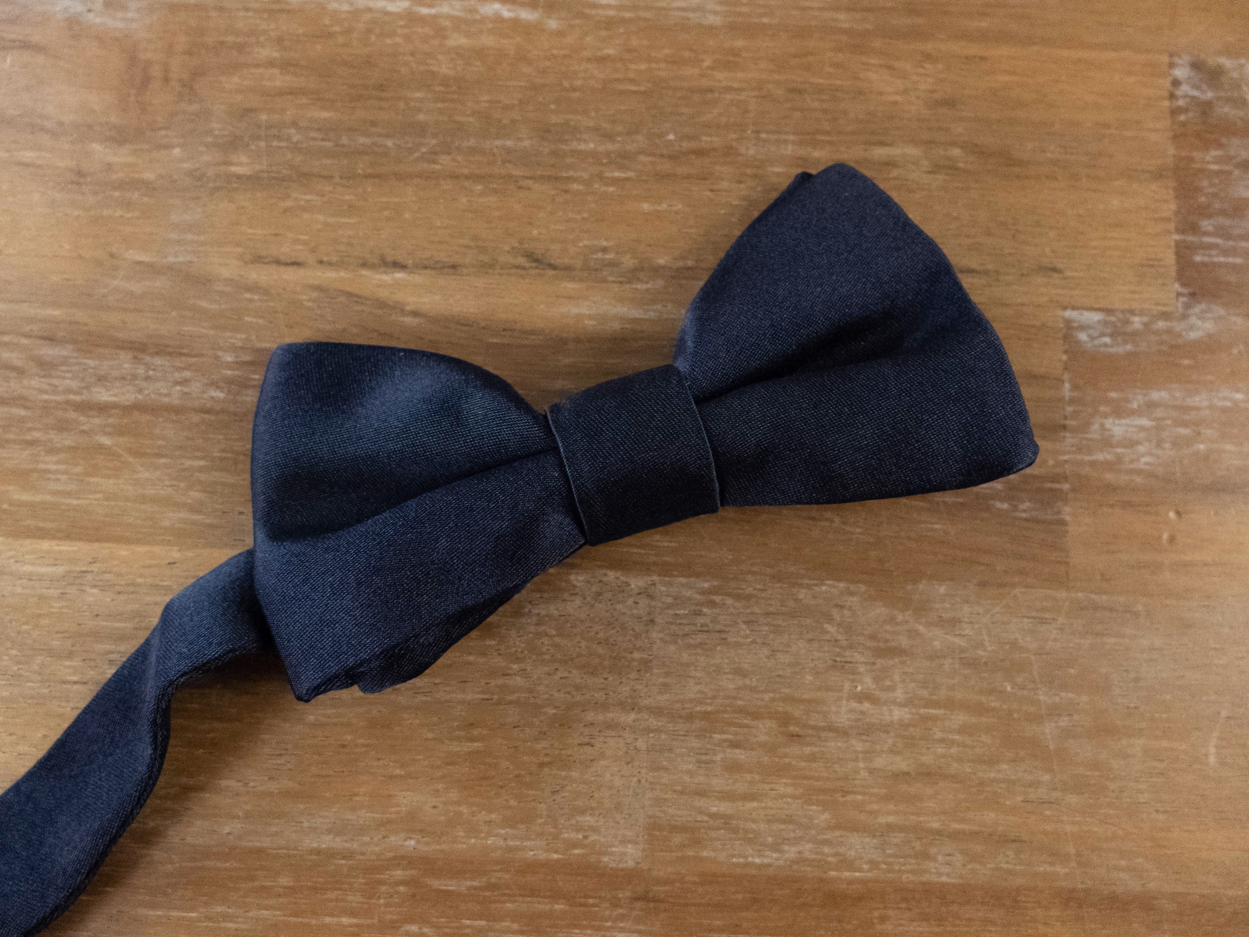 Valentino VALENTINO solid navy blue silk bow tie authentic designer Size ONE SIZE - 2 Thumbnail