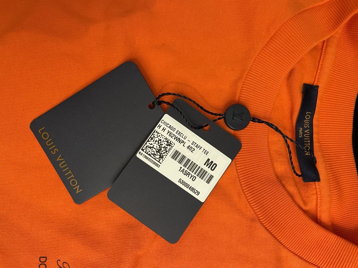 Louis Vuitton × Virgil Abloh LOUIS VUITTON MCA CHICAGO ORANGE STAFF T-SHIRT TEE SIZE M Size US M / EU 48-50 / 2 - 4 Thumbnail