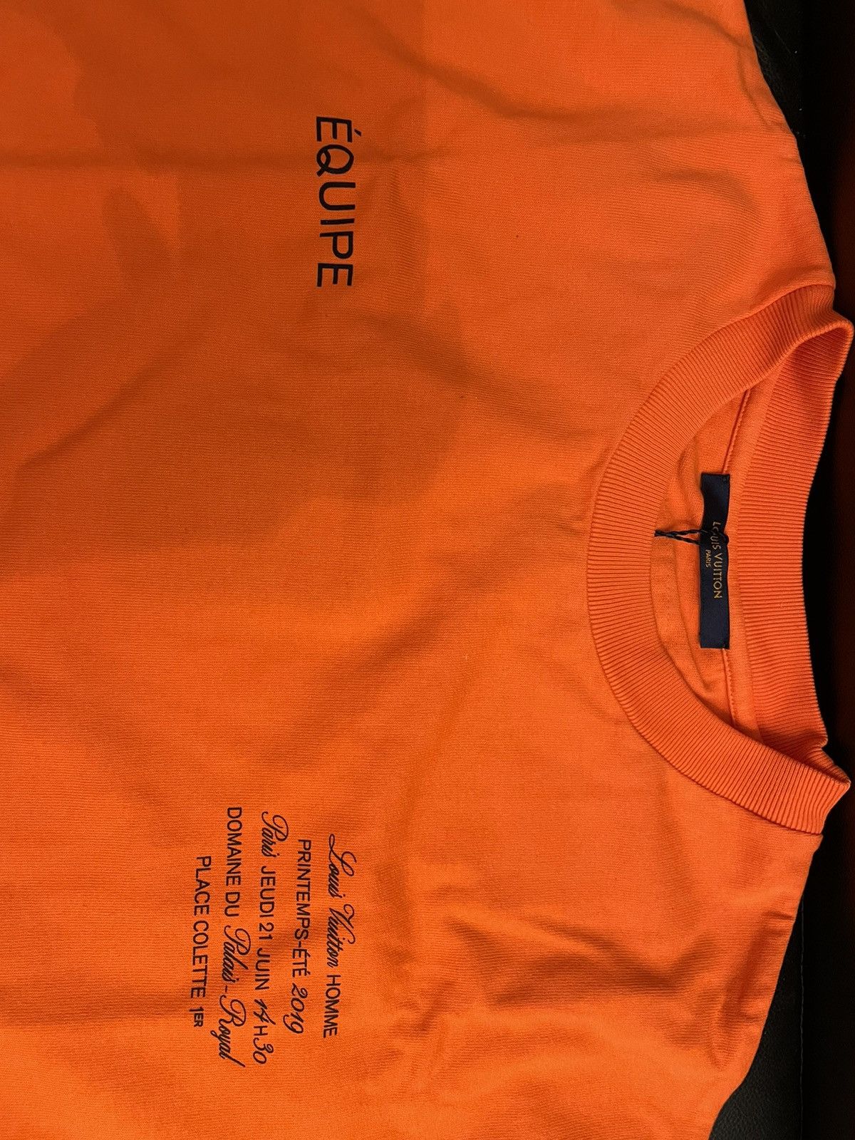 Louis Vuitton × Virgil Abloh LOUIS VUITTON MCA CHICAGO ORANGE STAFF T-SHIRT TEE SIZE M Size US M / EU 48-50 / 2 - 3 Thumbnail
