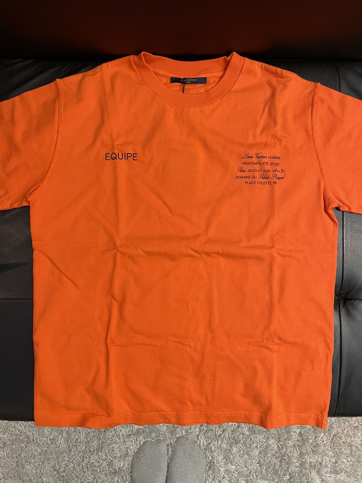 Louis Vuitton × Virgil Abloh LOUIS VUITTON MCA CHICAGO ORANGE STAFF T-SHIRT TEE SIZE M Size US M / EU 48-50 / 2 - 2 Thumbnail