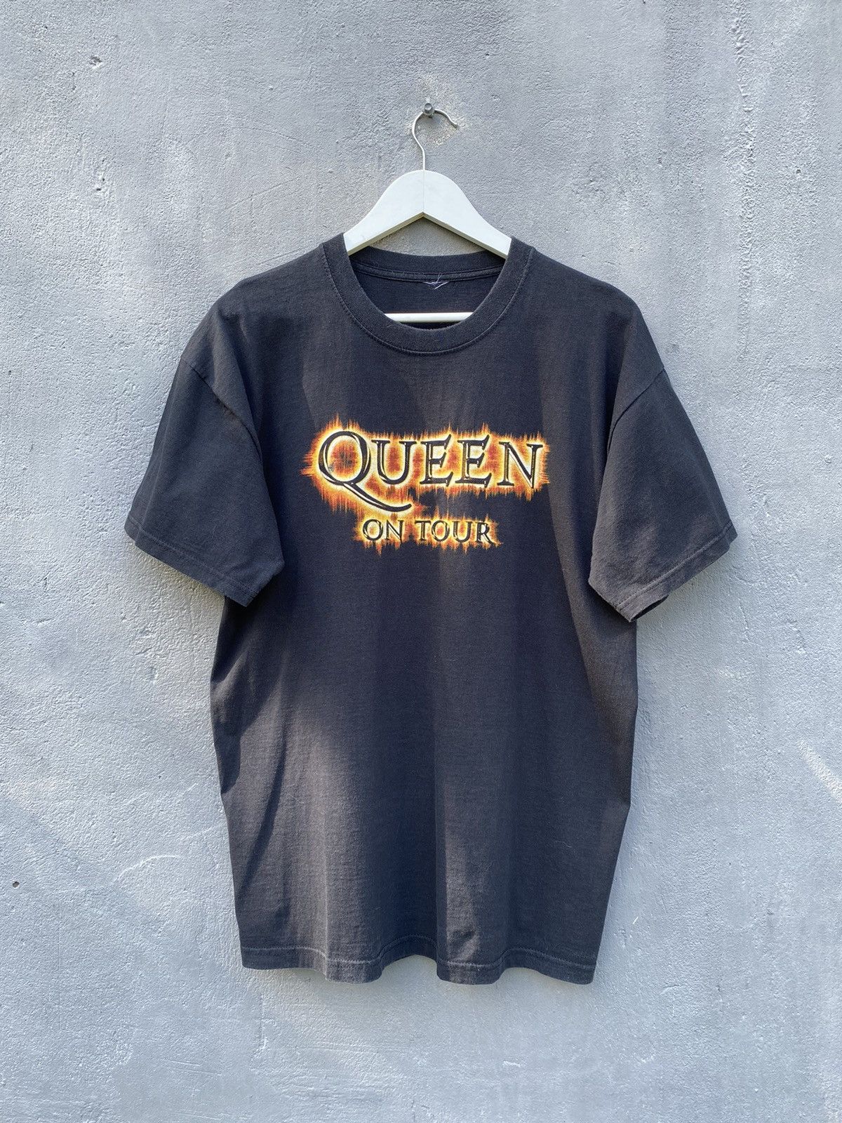 Band Tees Vintage 2000s QUEEN On Tour Band T Shirt Size US L / EU 52-54 / 3 - 1 Thumbnail