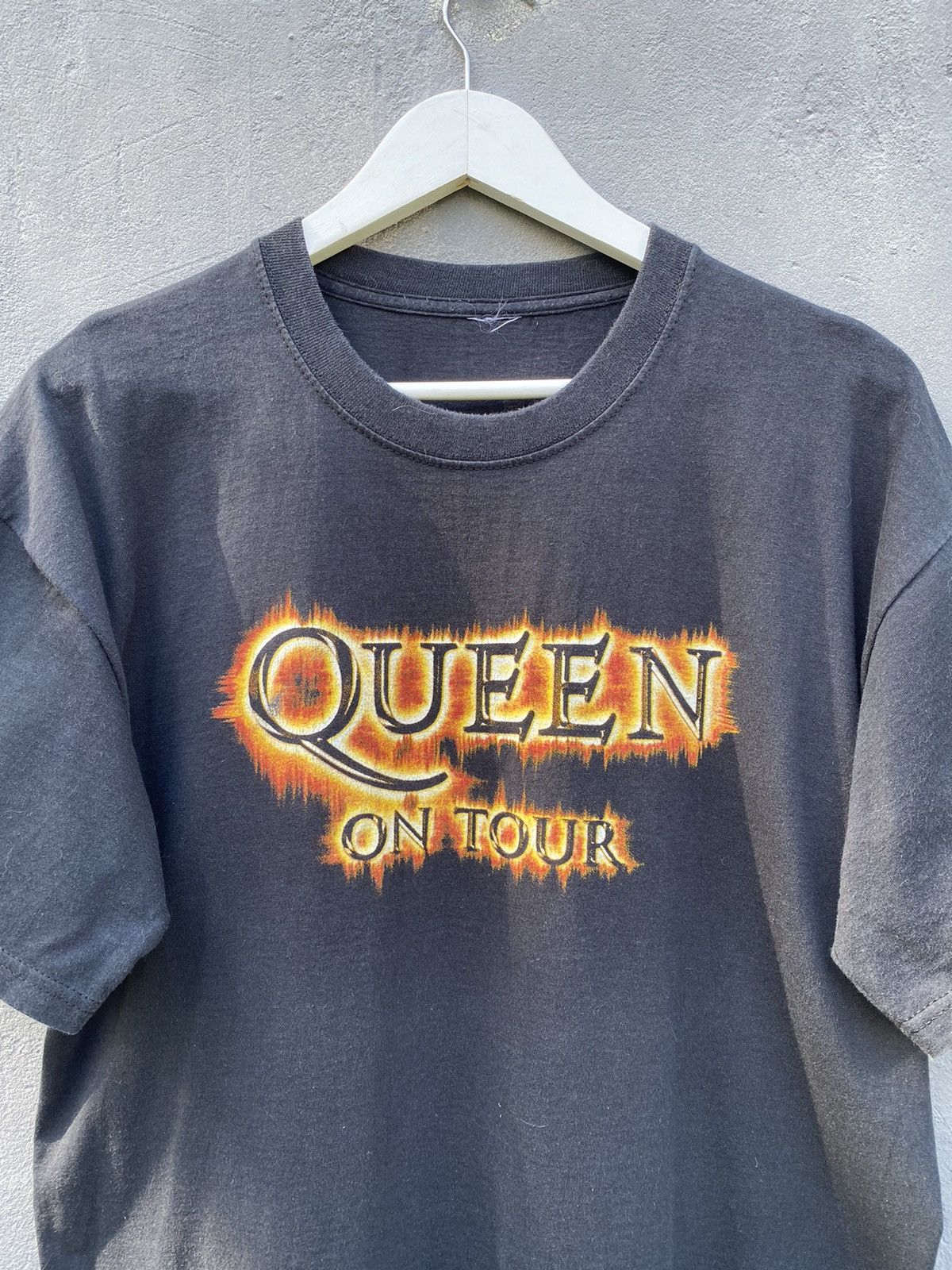 Band Tees Vintage 2000s QUEEN On Tour Band T Shirt Size US L / EU 52-54 / 3 - 2 Thumbnail
