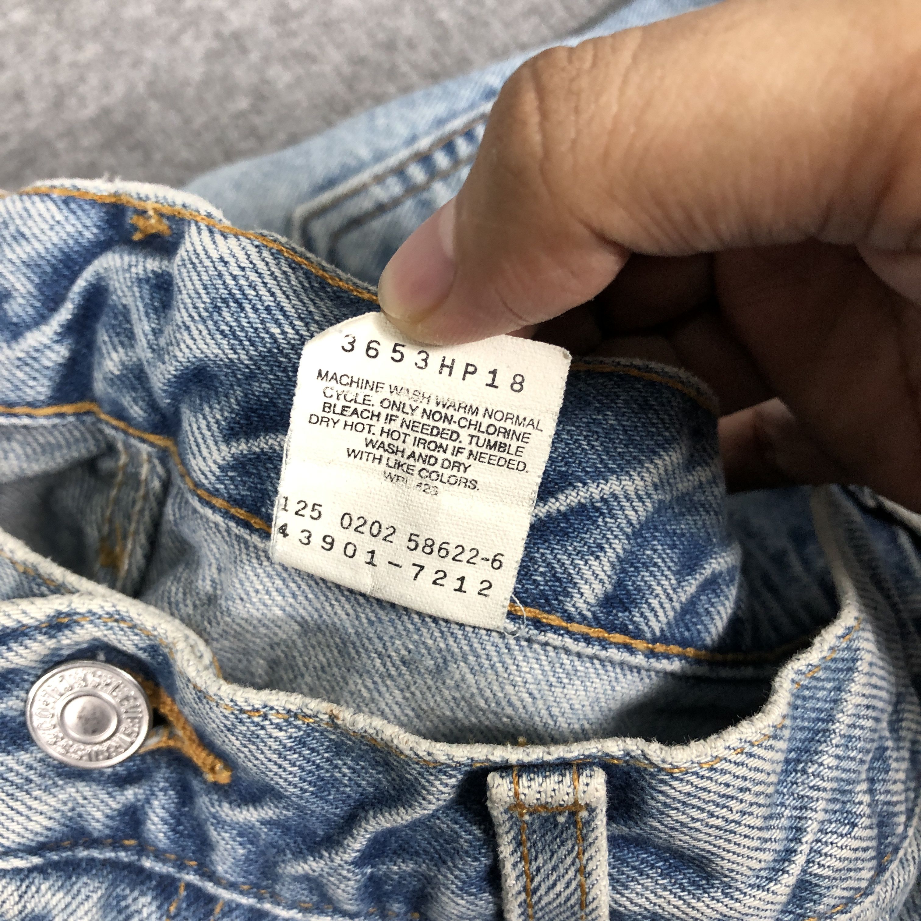 Levi's Vintage Levi's 559 Relaxed Straight Leg Faded Blue Jean Size US 38 / EU 54 - 19 Thumbnail