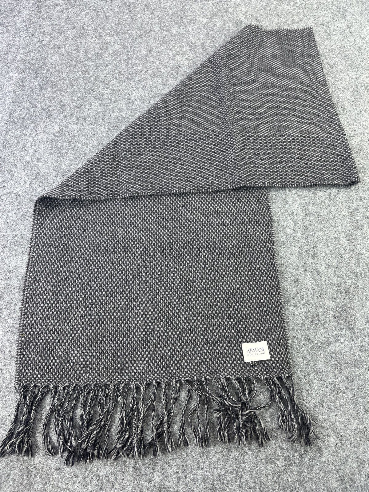 Armani Collezioni Scarf/Muffler/Neckwear - T282