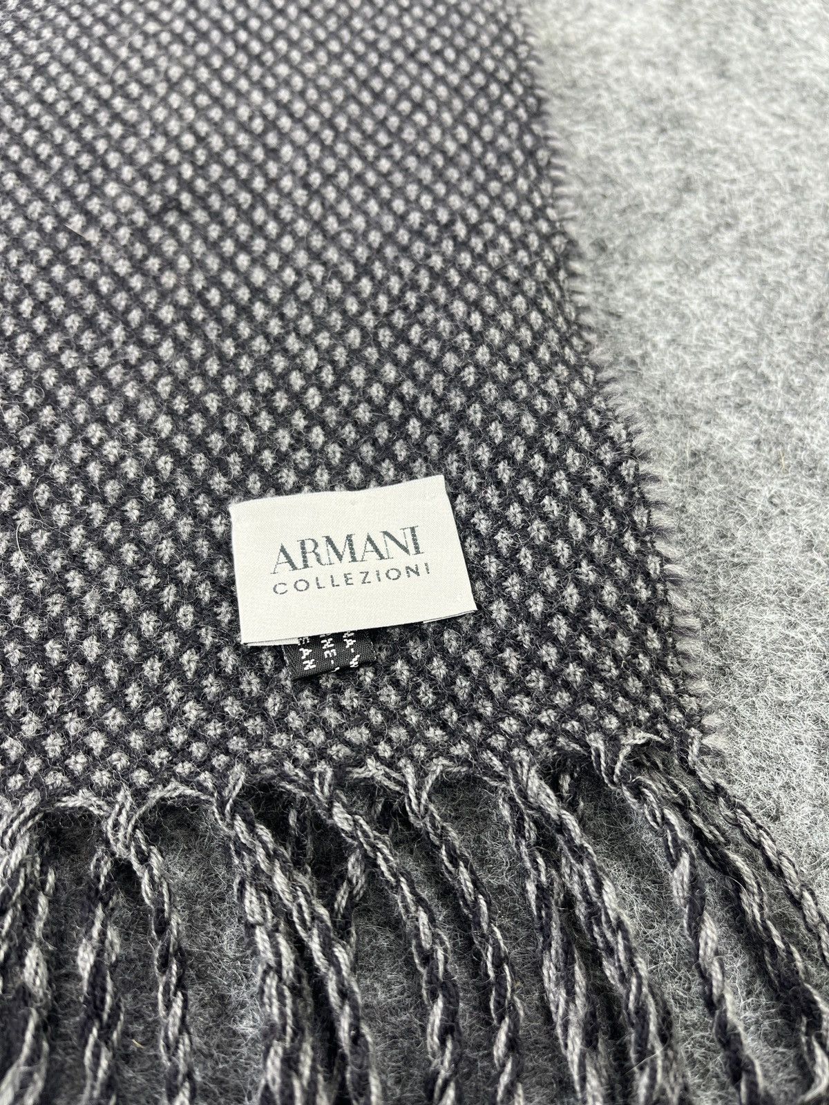 Armani Collezioni Scarf/Muffler/Neckwear - T282