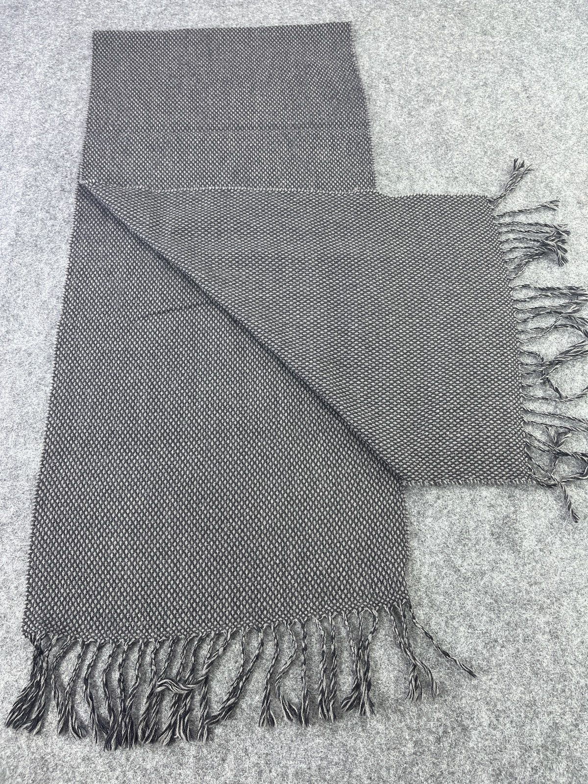 Armani Collezioni Scarf/Muffler/Neckwear - T282