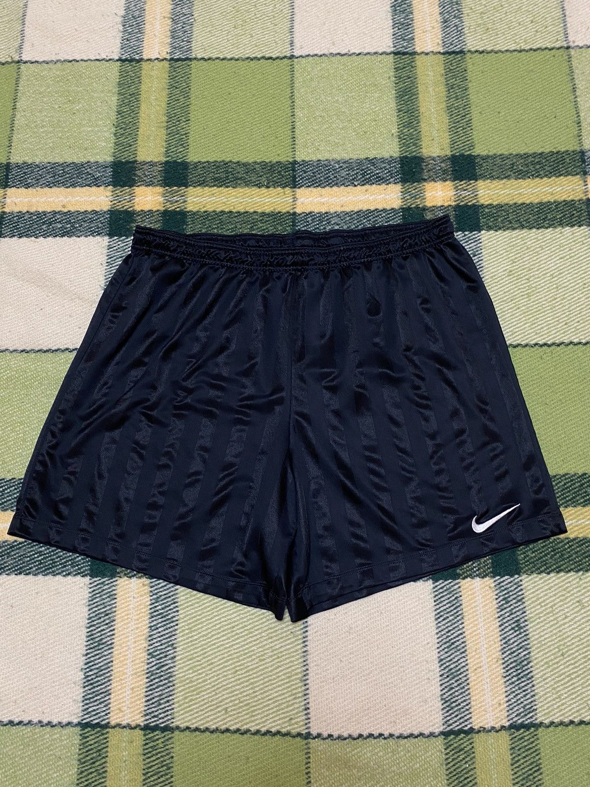 Nike Vintage Nike shorts streetwear swoosh casual y2k size XXL Size US 38 / EU 54 - 1 Thumbnail