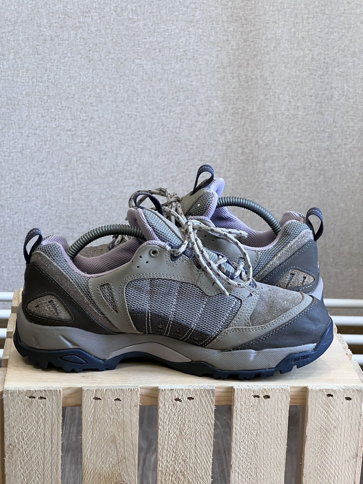 Nike Vintage Nike ACG gore tex XCR grey hiking boots shoes Size US 7 / EU 40 - 6 Thumbnail