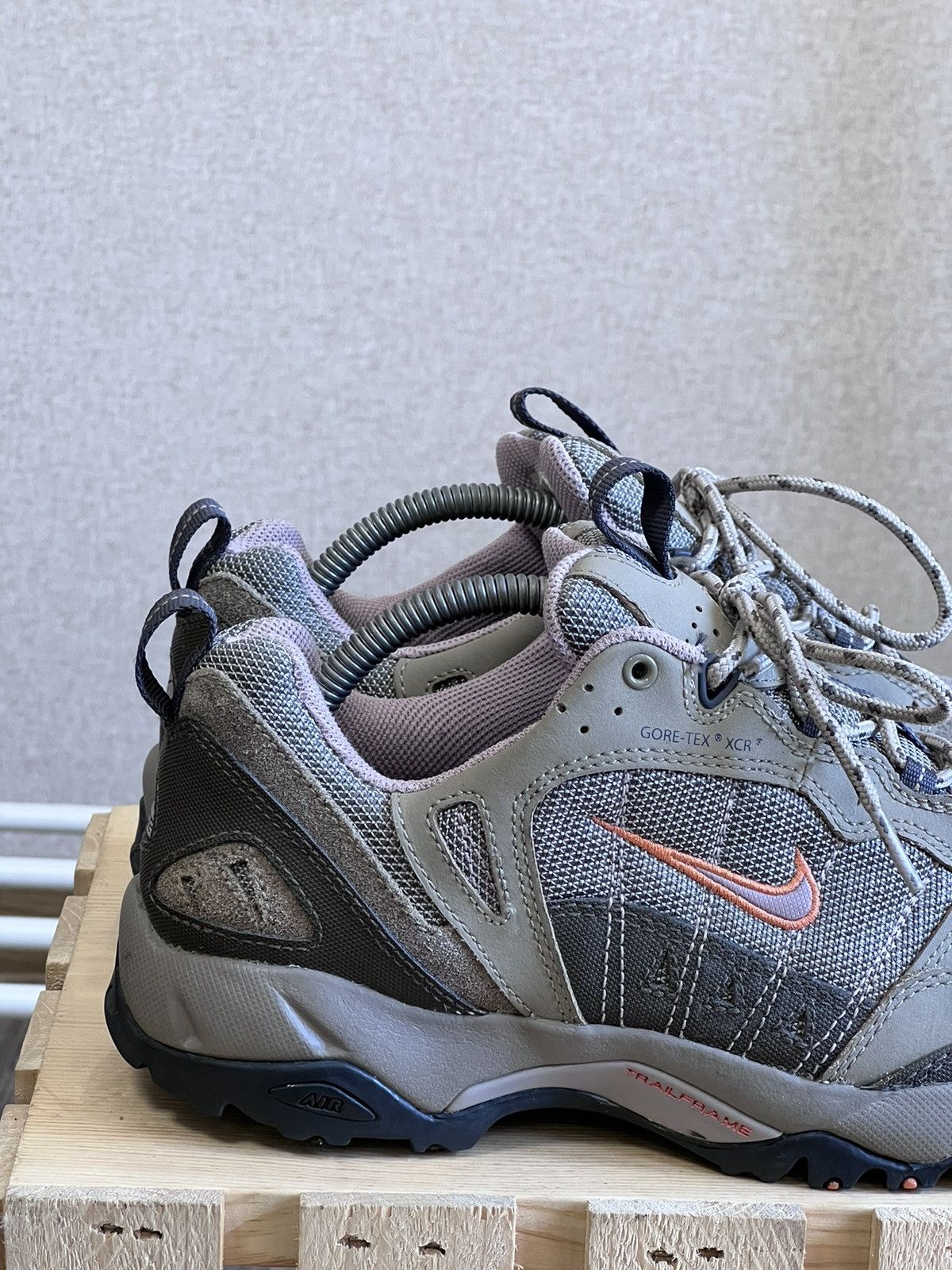 Nike Vintage Nike ACG gore tex XCR grey hiking boots shoes Size US 7 / EU 40 - 3 Thumbnail