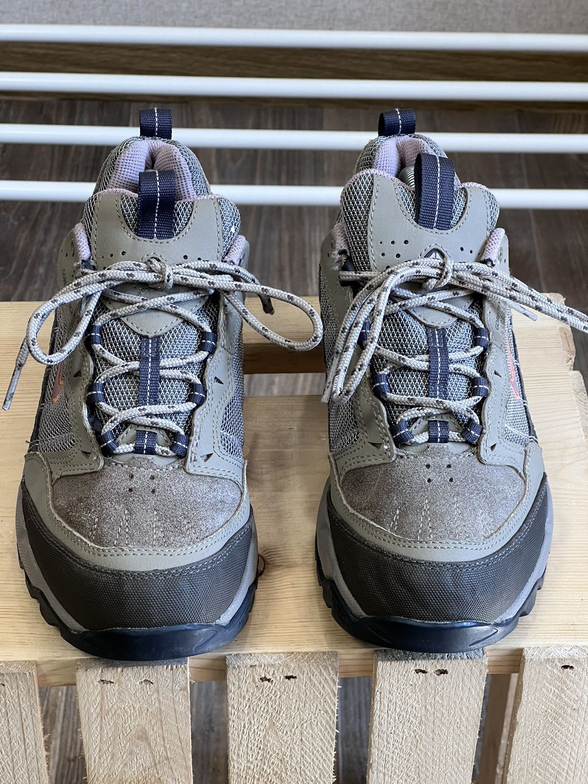 Nike Vintage Nike ACG gore tex XCR grey hiking boots shoes Size US 7 / EU 40 - 4 Thumbnail