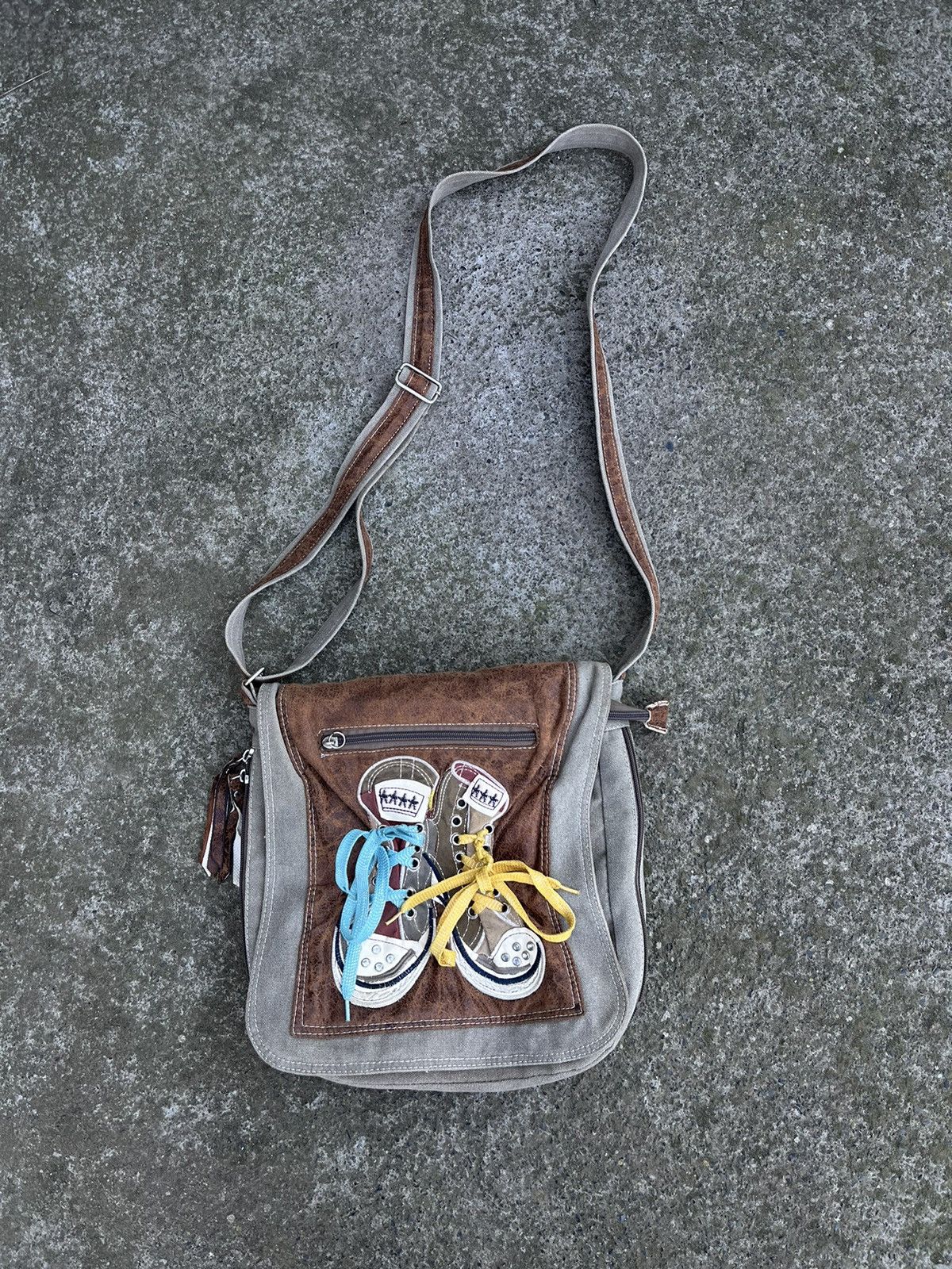 Japanese Brand Vintage Y2K Bag Messenger Sneakers with Laces Japanese Size ONE SIZE - 2 Thumbnail