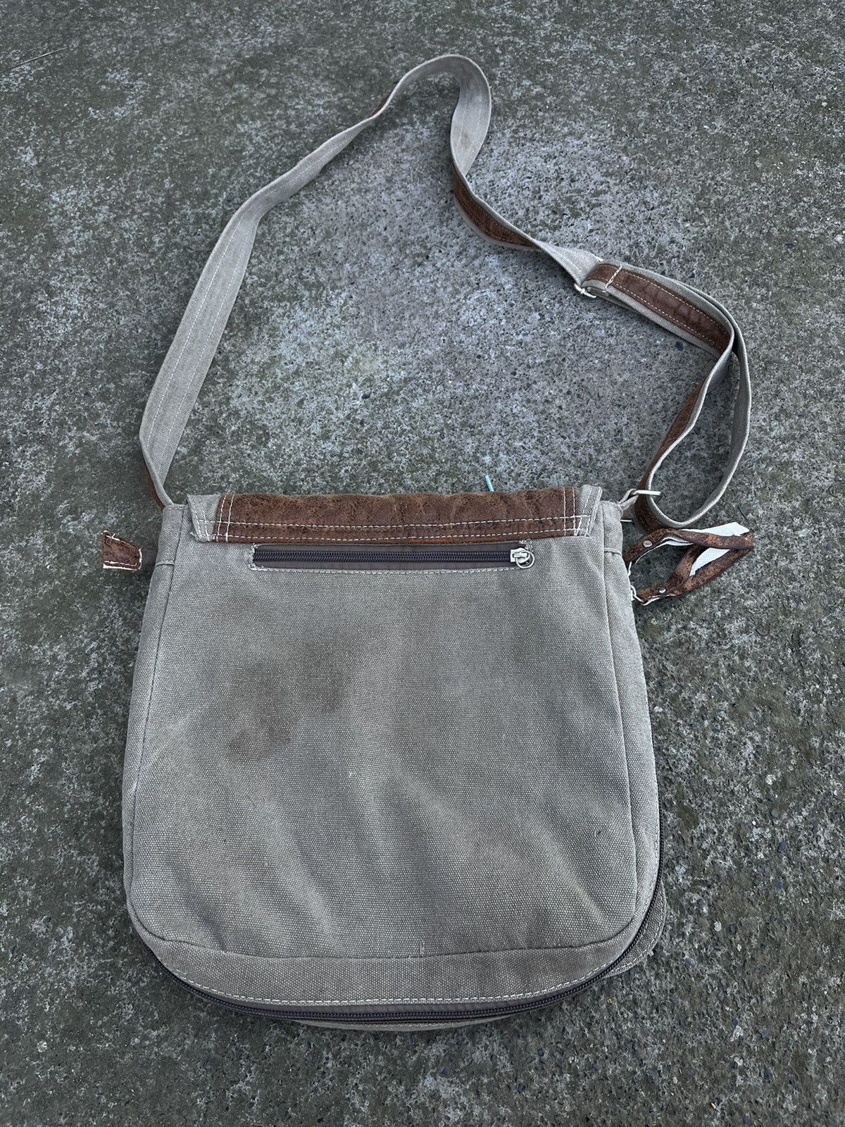 Japanese Brand Vintage Y2K Bag Messenger Sneakers with Laces Japanese Size ONE SIZE - 3 Thumbnail