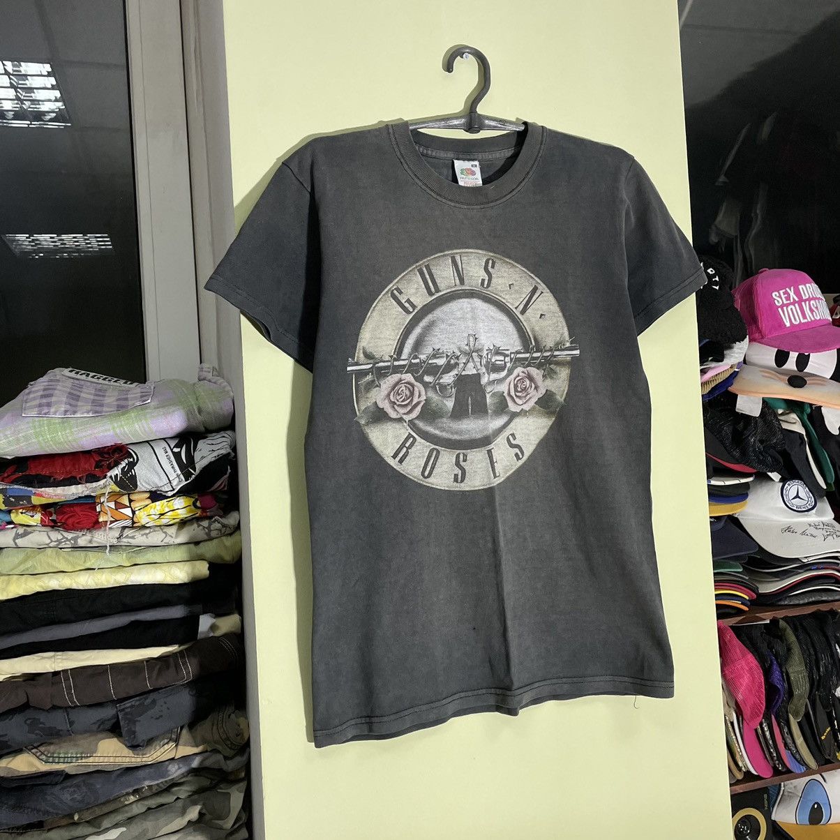 Vintage Vintage 90s Guns N Roses Sun Faded Graphic Band Tee Grunge S Size US S / EU 44-46 / 1 - 3 Thumbnail