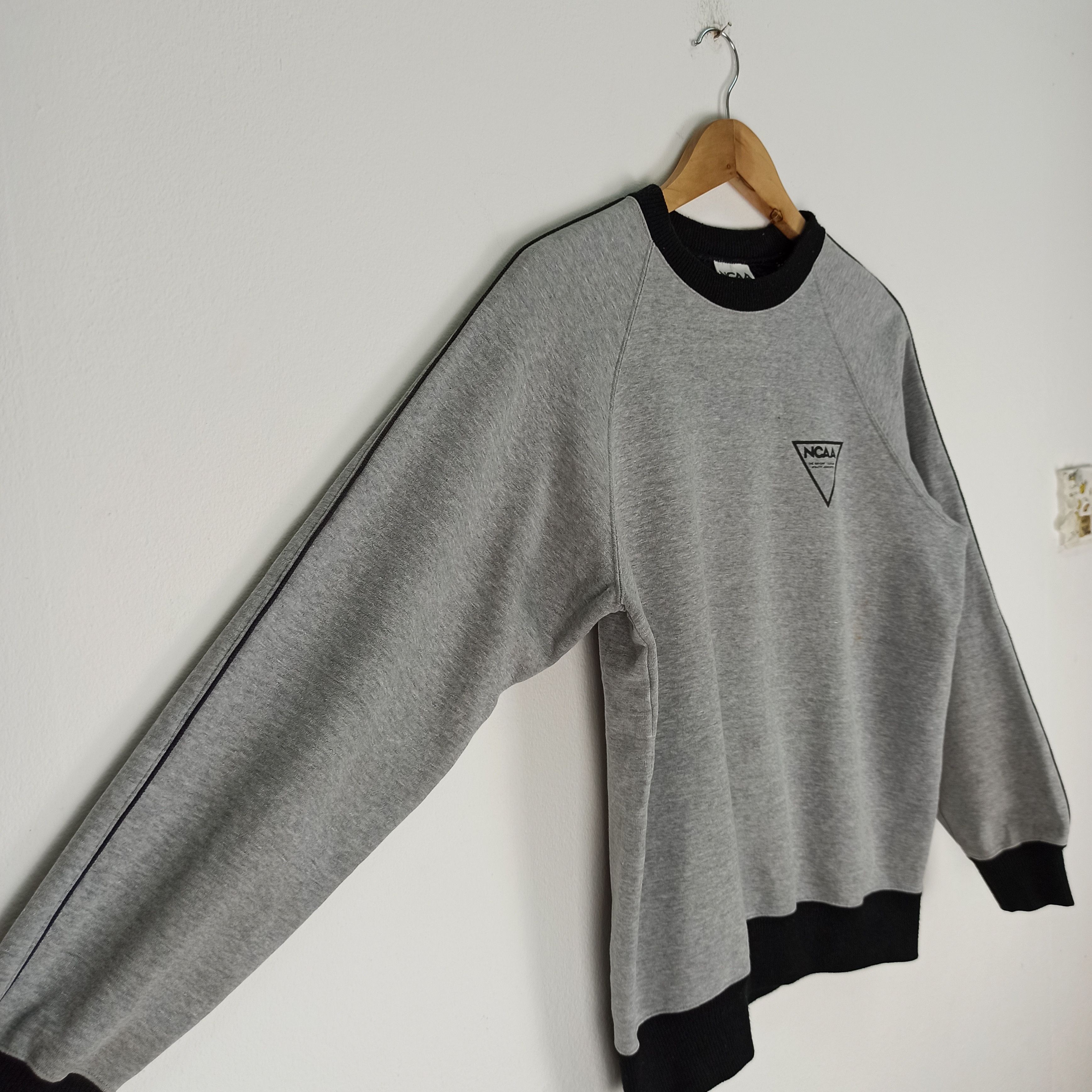 Descente Vintage NCAA Descente Sportswear Sweatshirt Ringer Size US M / EU 48-50 / 2 - 2 Thumbnail
