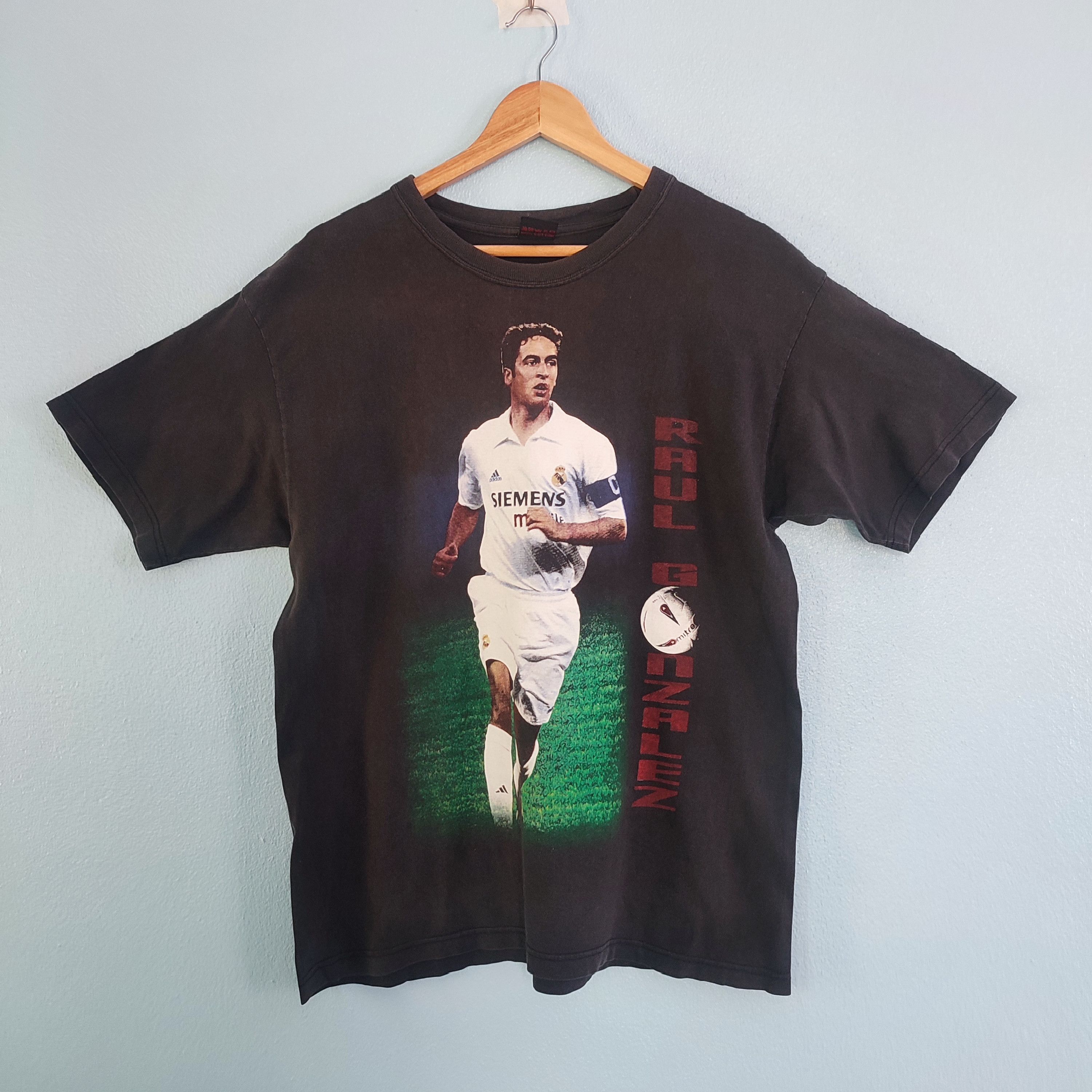 Vintage RAUL GONZALEZ Real Madrid Football Player Tshirt Size US XL / EU 56 / 4 - 1 Thumbnail