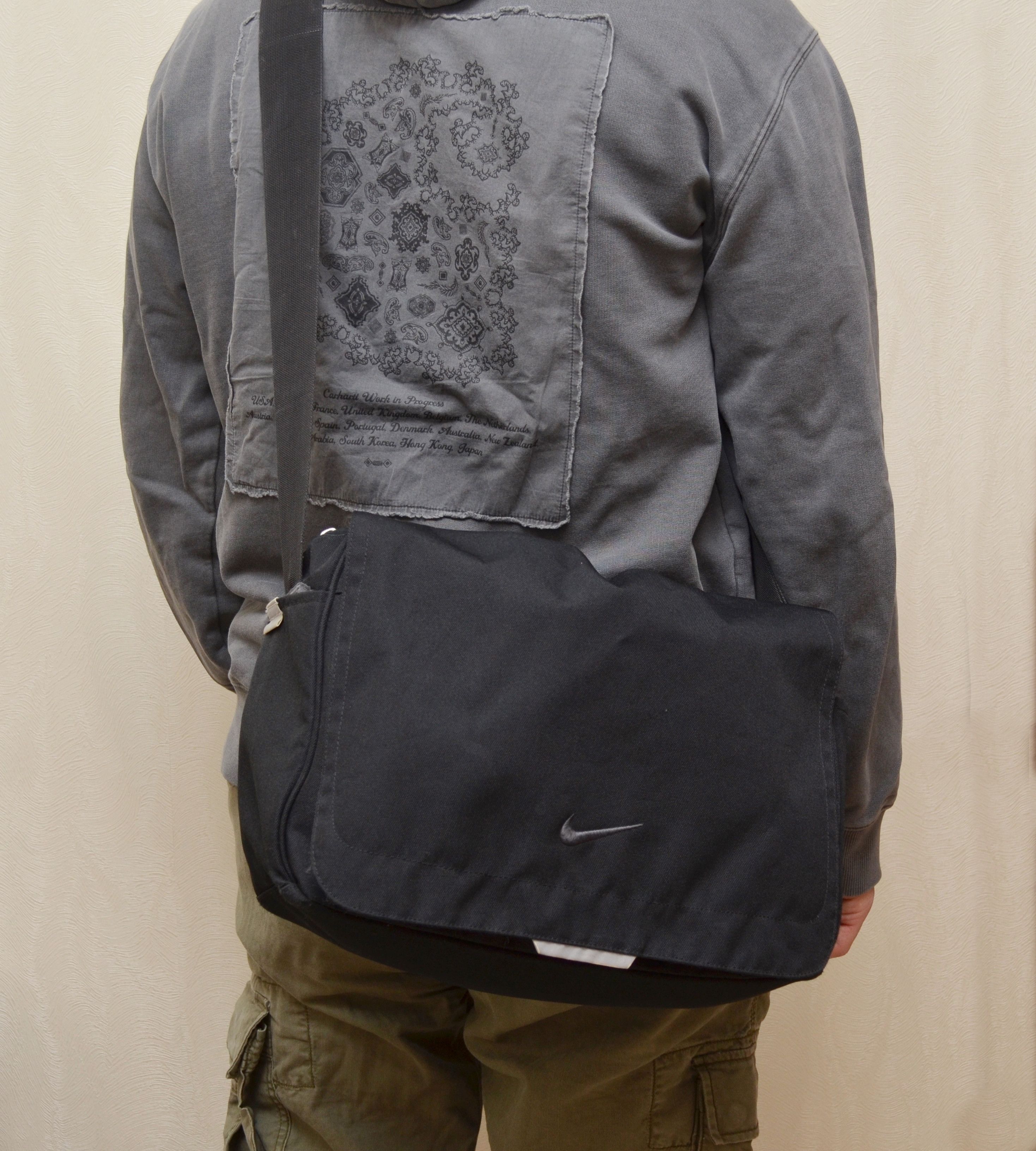 image of Nike Vintage Messeneger Shoulder Center Logo Bag 90's Y2K in Black, Men's