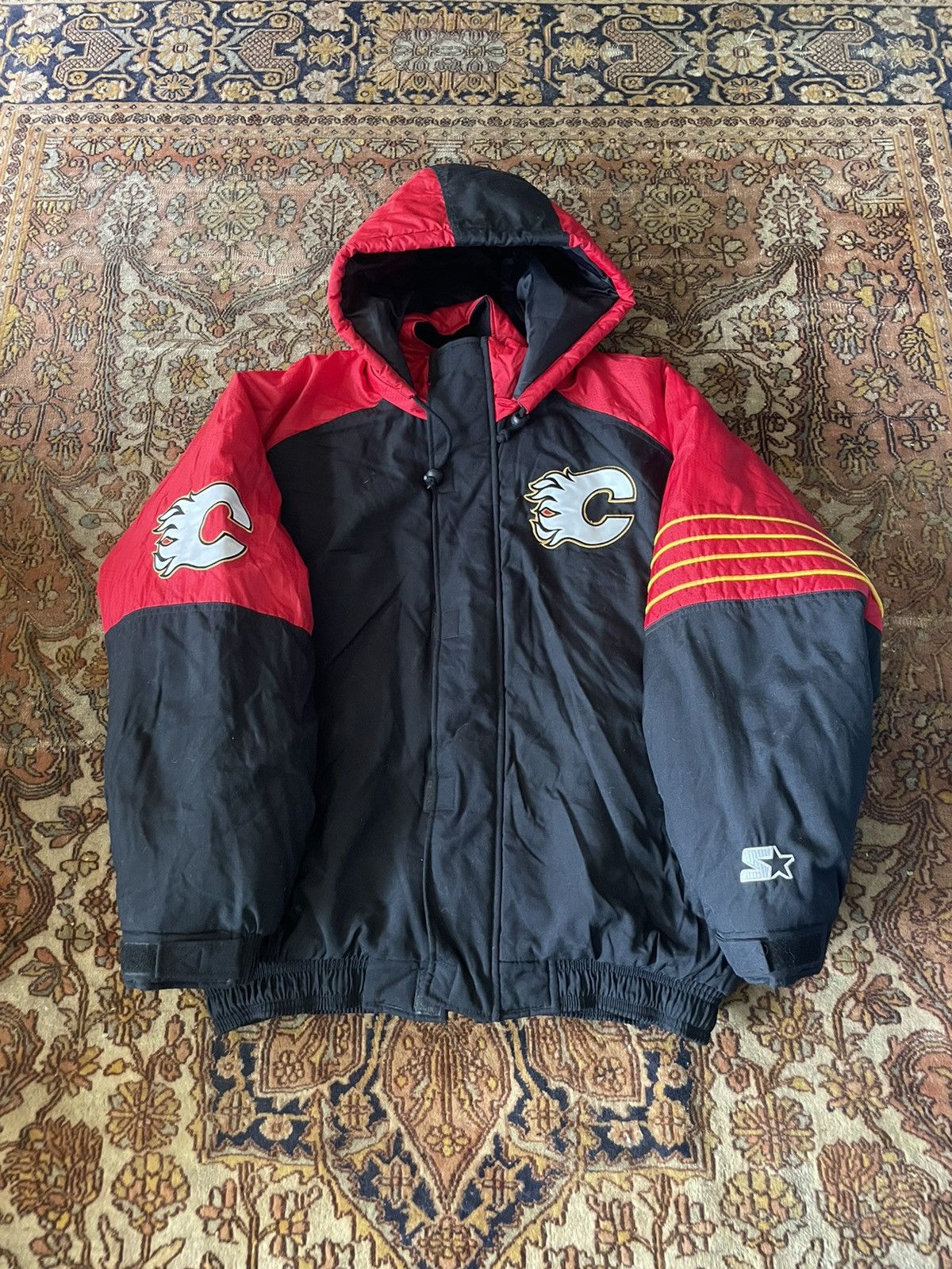 image of Nhl x Starter Vintage Calgary Flames Hockey Starter Puffer Jacket in Black, Men's (Size Large)