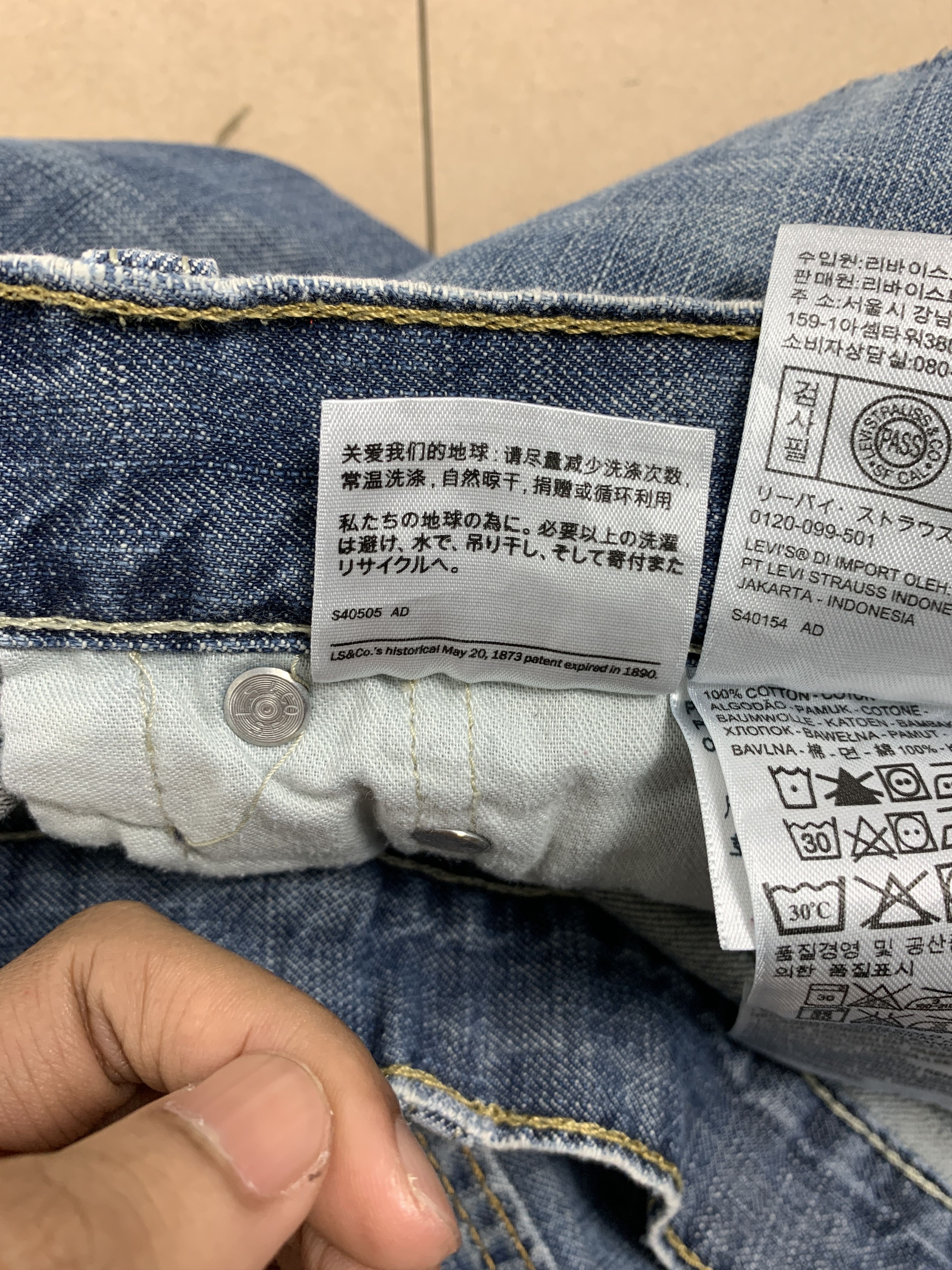 Levi's Vintage LEVI'S 569 Straight Cut Faded Mid Wash Distressed Size US 35 - 15 Thumbnail