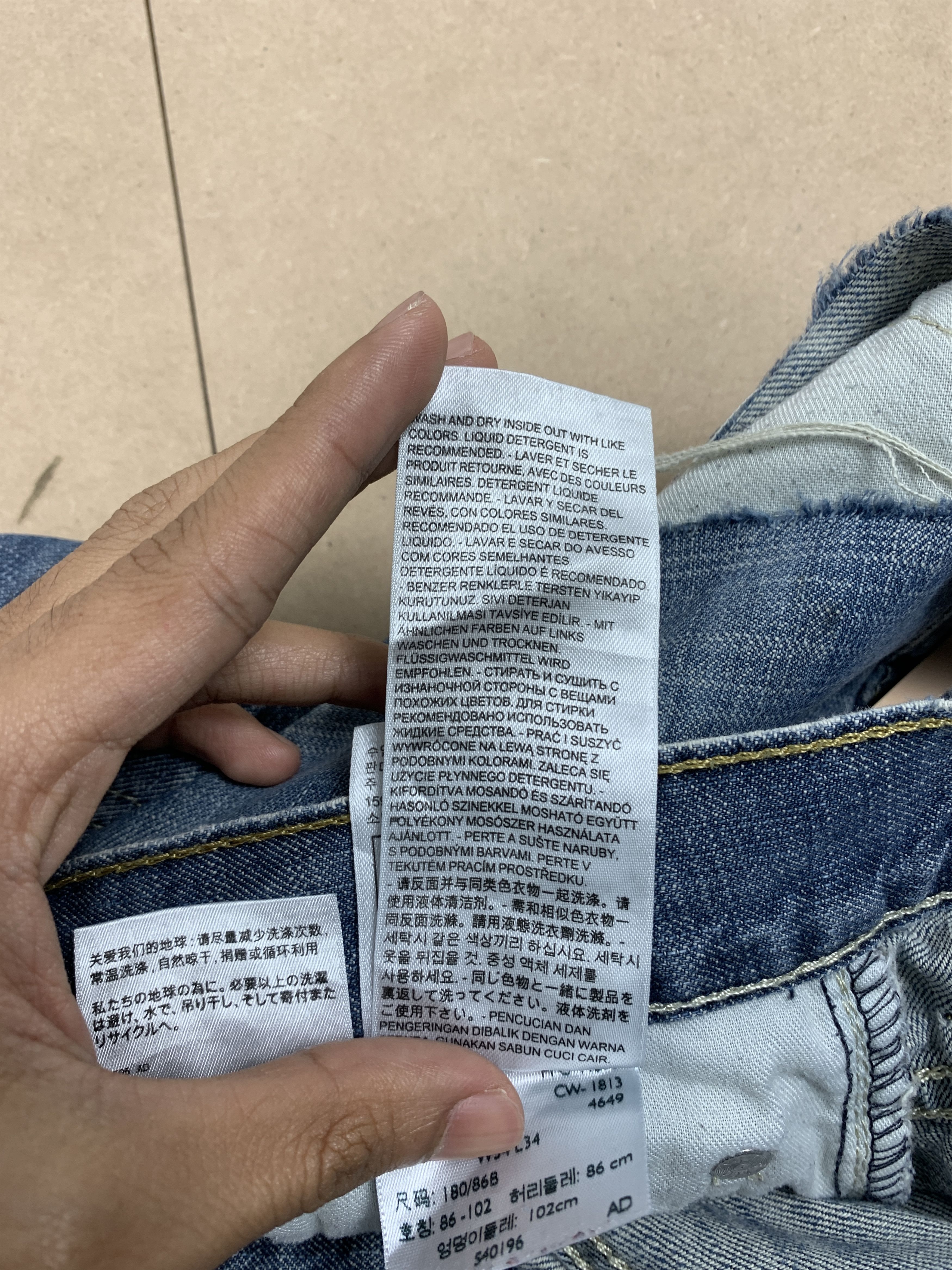 Levi's Vintage LEVI'S 569 Straight Cut Faded Mid Wash Distressed Size US 35 - 19 Thumbnail